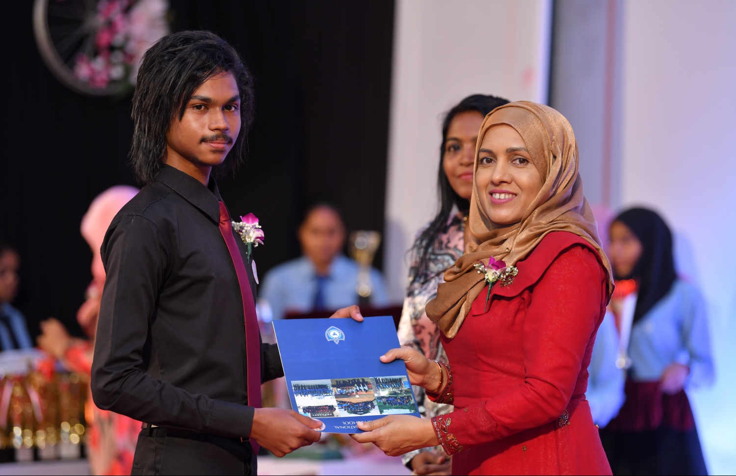 މާލެ: އޮގަސްޓް 28، 2019: ވިލާ އިންޓަނޭޝަނަލް ހައި ސްކޫލުގައި ބޭއްވި އެ ސްކޫލުގެ އިނާމުދިނުމުގެ ޖަލްސާގައި، ދަރިވަރަކަށް އެޑިއުކޭޝަން މިނިސްޓްރީގެ ސްޓޭޓް މިނިސްޓަރު އާތިޔާ ނަސީރް އިނާމު ދެއްވަނީ.-- ފޮޓޯ: ހުސެން ވަހީދު /މިހާރު