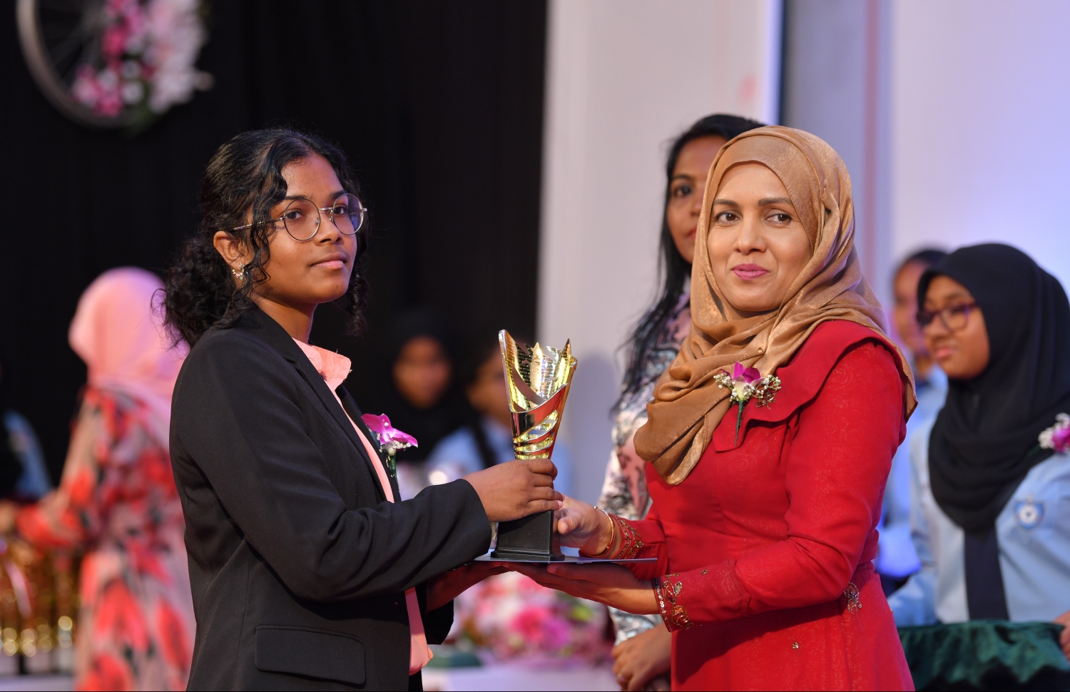 ވިލާ އިންޓަނޭޝަނަލް ހައި ސްކޫލުން މިދިޔަ އަހަރު ވަނަ ހޯދި ދަރިވަރަކަށް، އެޑިއުކޭޝަންގެ ސްޓޭޓް މިިނިސްޓަރު އާތިޔާ ތަށި ހަވާލުކޮށްދެއްވަނީ.- ފޮޓޯ: ހުސެއިން ވަހީދު/ މިހާރު