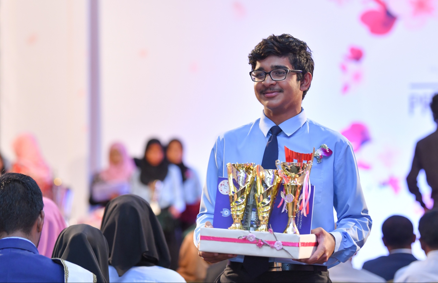 މާލެ: އޮގަސްޓް 28، 2019: ވިލާ އިންޓަނޭޝަނަލް ހައި ސްކޫލުގައި ބޭއްވި އެ ސްކޫލުގެ އިނާމުދިނުމުގެ ޖަލްސާގައި ދަރިވަރަކު އިނާމާއެކު.-- ފޮޓޯ: ހުސެން ވަހީދު /މިހާރު