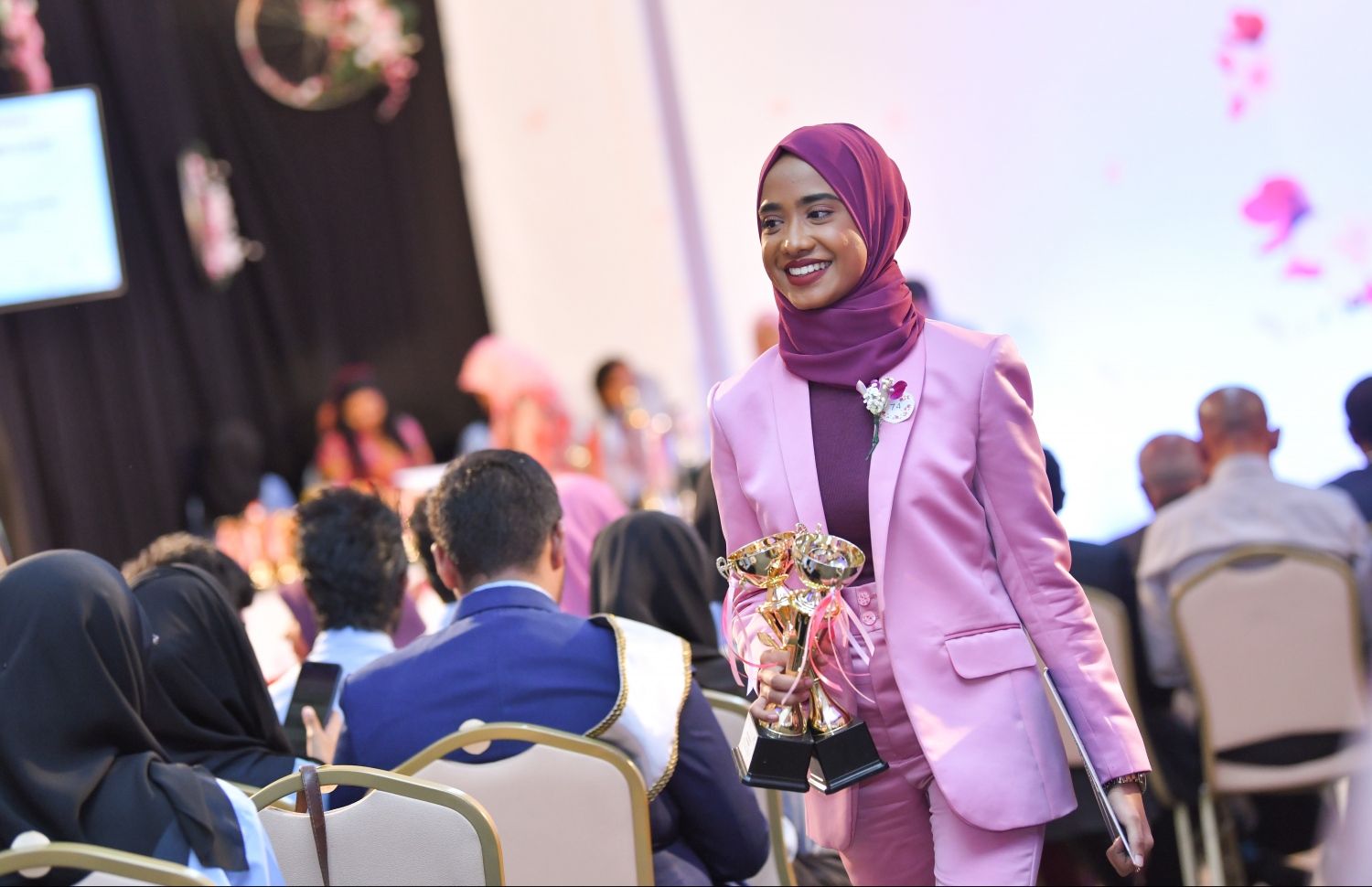 މާލެ: އޮގަސްޓް 28، 2019: ވިލާ އިންޓަނޭޝަނަލް ހައި ސްކޫލުގައި ބޭއްވި އެ ސްކޫލުގެ އިނާމުދިނުމުގެ ޖަލްސާގައި ދަރިވަރަކު އިނާމާއެކު ހިނގާލާފައި ދަނީ.-- ފޮޓޯ: ހުސެން ވަހީދު /މިހާރު