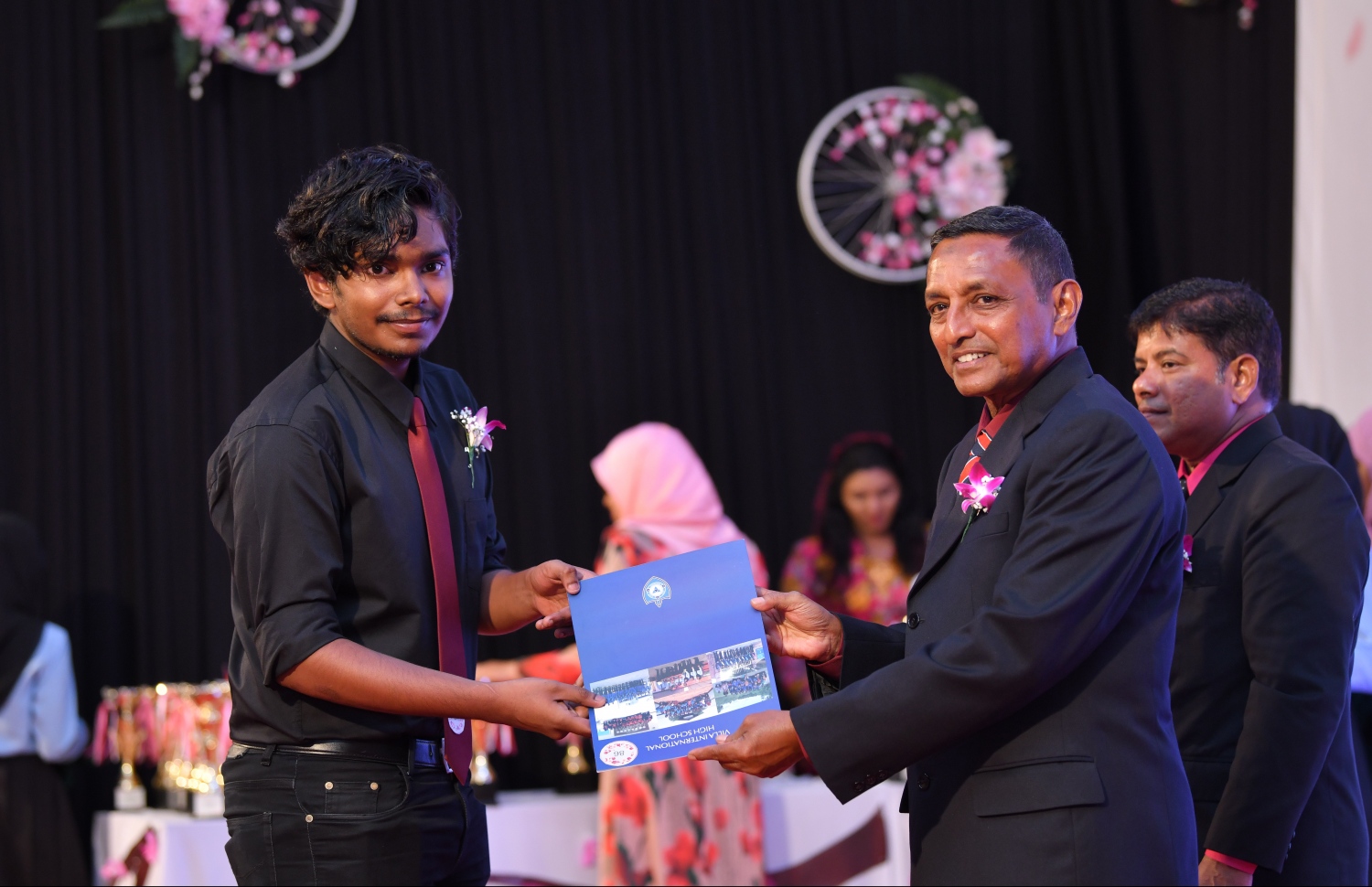 މާލެ: އޮގަސްޓް 28، 2019: ވިލާ އިންޓަނޭޝަނަލް ހައި ސްކޫލުގައި ބޭއްވި އެ ސްކޫލުގެ އިނާމުދިނުމުގެ ޖަލްސާގައި ދަރިވަރަކަށް، ވިލާ ފައުންޑޭޝަންގެ އެގްޒެކެޓިވް ޑިރެކްޓަރު މުހައްމަދު ހަމީދު އިނާމު ދެއްވަނީ.-- ފޮޓޯ: ހުސެން ވަހީދު /މިހާރު