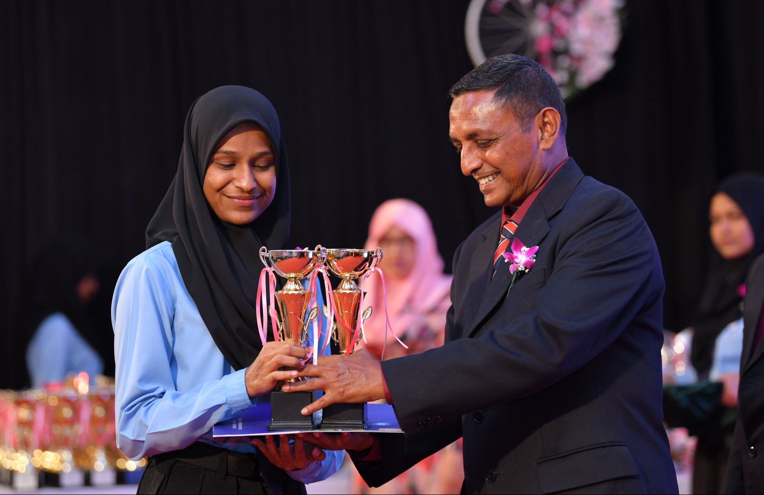 މާލެ: އޮގަސްޓް 28، 2019: ވިލާ އިންޓަނޭޝަނަލް ހައި ސްކޫލުގައި ބޭއްވި އެ ސްކޫލުގެ އިނާމުދިނުމުގެ ޖަލްސާގައި ދަރިވަރަކަށް، ވިލާ ފައުންޑޭޝަންގެ އެގްޒެކެޓިވް ޑިރެކްޓަރު މުހައްމަދު ހަމީދު އިނާމު ދެއްވަނީ.-- ފޮޓޯ: ހުސެން ވަހީދު /މިހާރު