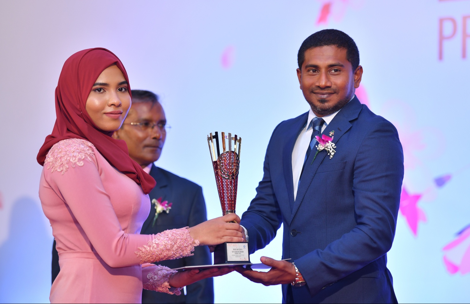 މާލެ: އޮގަސްޓް 28، 2019: ވިލާ އިންޓަނޭޝަނަލް ހައި ސްކޫލުގައި ބޭއްވި އެ ސްކޫލުގެ އިނާމުދިނުމުގެ ޖަލްސާގައި ދަރިވަރަކަށް، ޔޫތު މިނިސްޓަރު އަހުމަދު މަހުލޫފު ޓްރޮފީ ހަވާލު ކޮށްދެއްވަނީ.-- ފޮޓޯ: ހުސެން ވަހީދު /މިހާރު