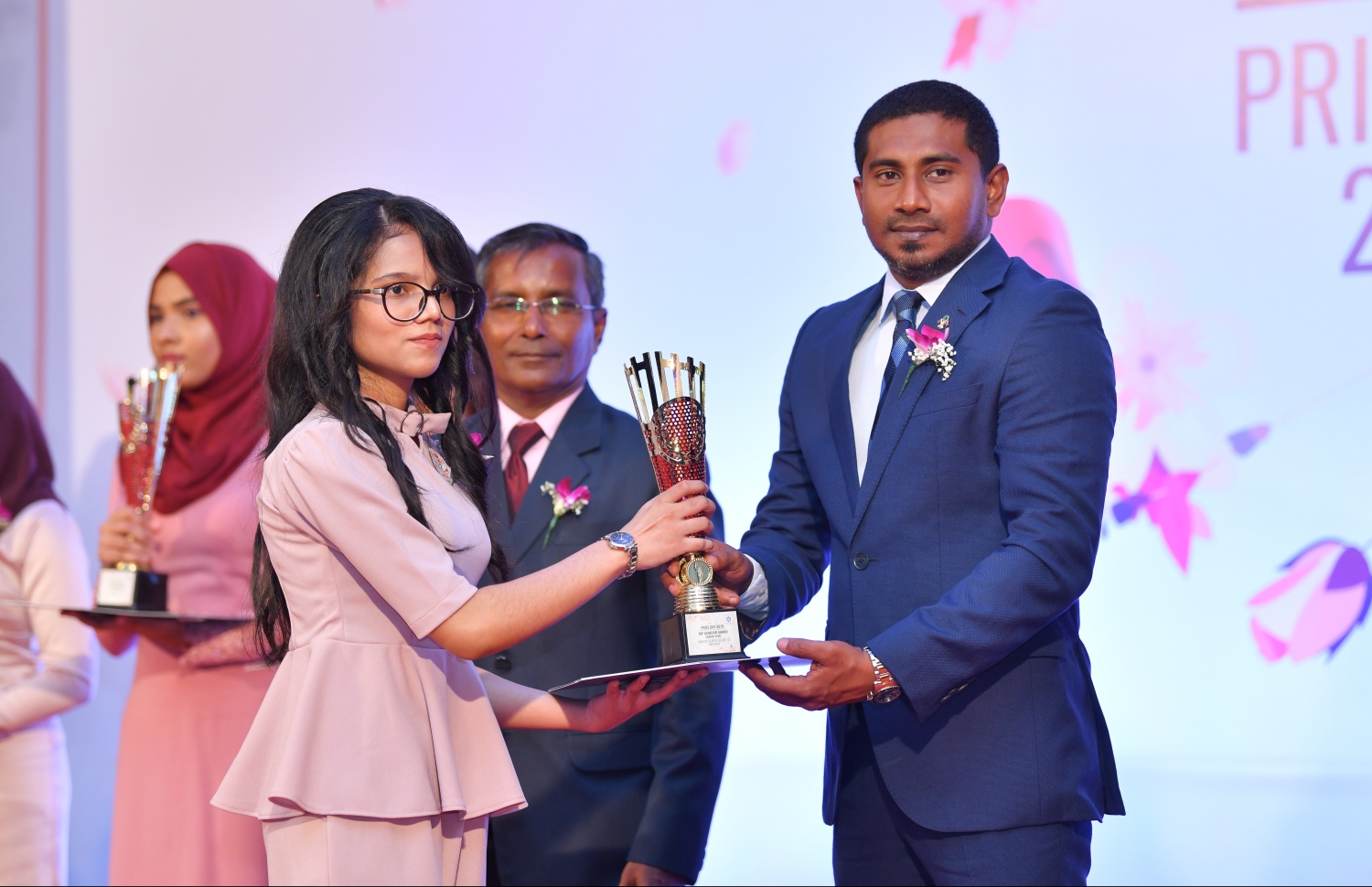 މާލެ: އޮގަސްޓް 28، 2019: ވިލާ އިންޓަނޭޝަނަލް ހައި ސްކޫލުން މިދިޔަ އަހަރު ހުރިހާ ގޮތަކުން ތިން ވަނަ ލިބުނު ސަޖާޔާ އަށް ޔޫތު މިނިސްޓަރު އަހުމަދު މަހުލޫފު އިނާމު ދެއްވަނީ،.-- ފޮޓޯ: ހުސެން ވަހީދު /މިހާރު