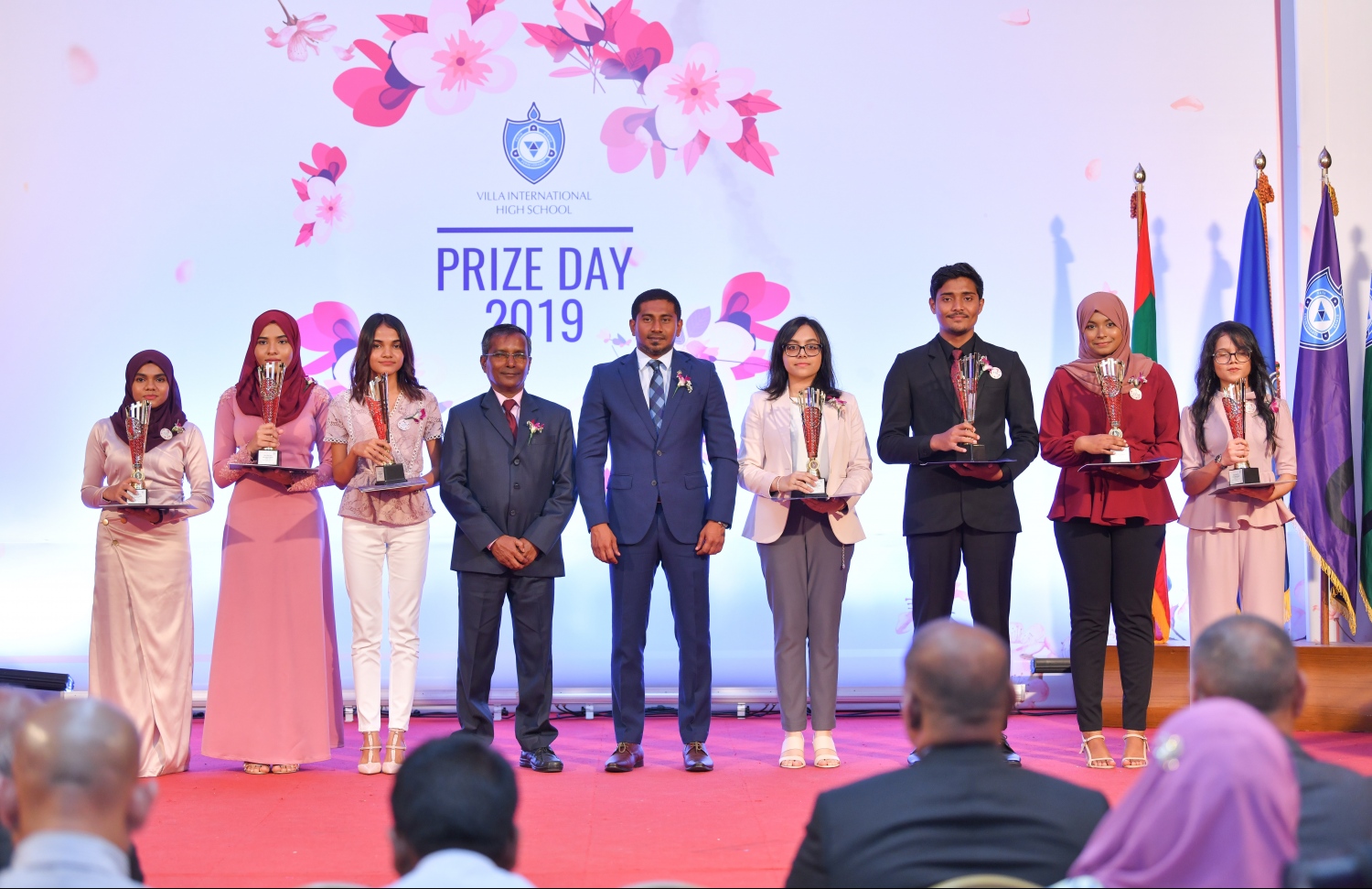 މާލެ: އޮގަސްޓް 28، 2019: ވިލާ އިންޓަނޭޝަނަލް ހައި ސްކޫލުގެ މިދިޔަ އަހަރު އެންމެ މޮޅު ފަސް ދަރިވަރުން ޔޫތު މިނިސްޓަރު މަހުލޫފު (ވ) އަދި އެ ސްކޫލުގެ ޕްރިންސިޕަލް ސައީދާއެކު ފޮޓޯއަކަށް ހުއްޓިލައިގެން.- ފޮޓޯ: ހުސެއިން ވަހީދު/ މިހާރު