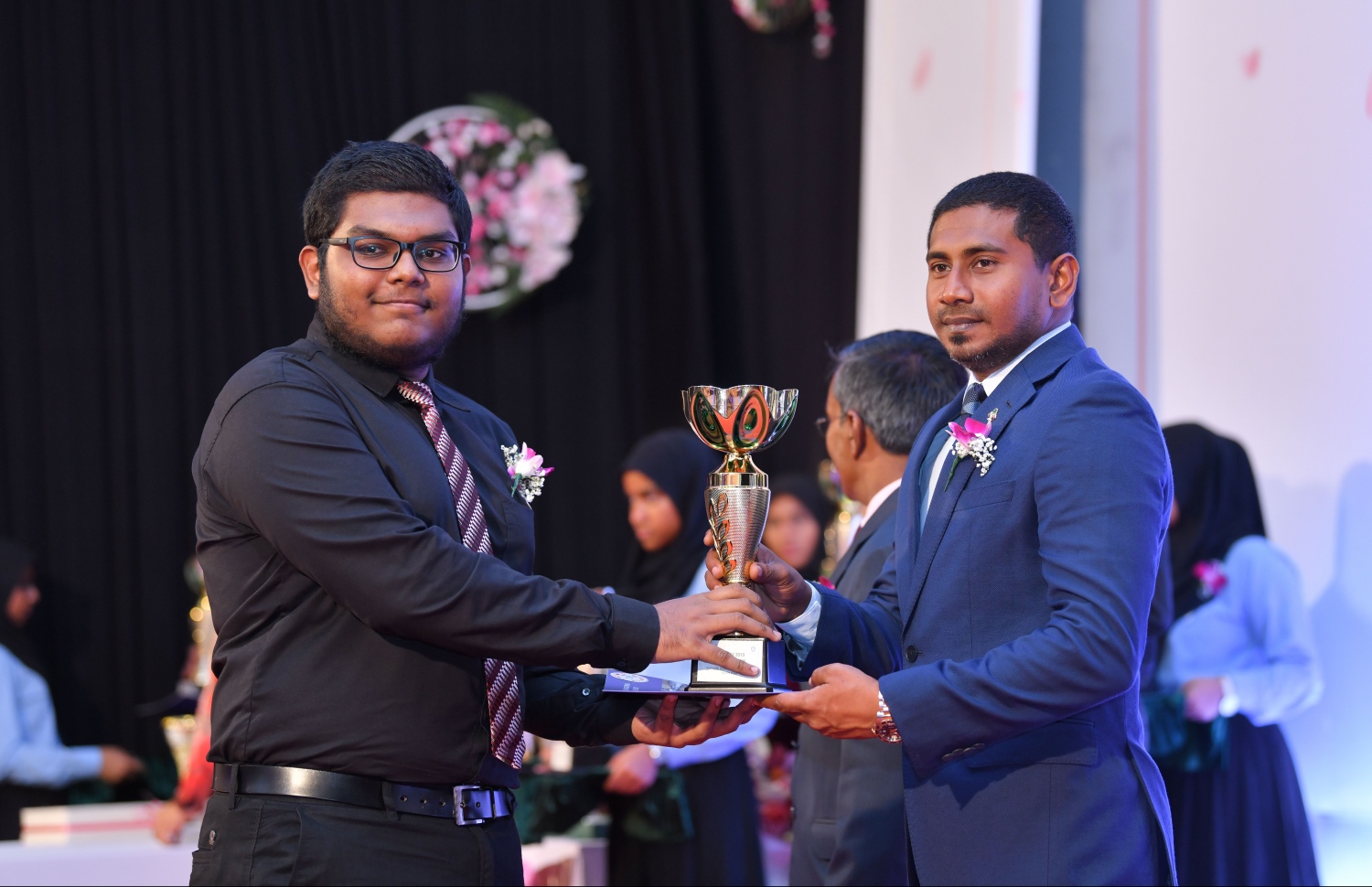 މާލެ: އޮގަސްޓް 28، 2019: ވިލާ އިންޓަނޭޝަނަލް ހައި ސްކޫލުގައި ބޭއްވި އެ ސްކޫލުގެ އިނާމުދިނުމުގެ ޖަލްސާގައި ދަރިވަރަކަށް، ޔޫތު މިނިސްޓަރު އަހުމަދު މަހުލޫފު ޓްރޮފީ ހަވާލު ކޮށްދެއްވަނީ.-- ފޮޓޯ: ހުސެން ވަހީދު /މިހާރު