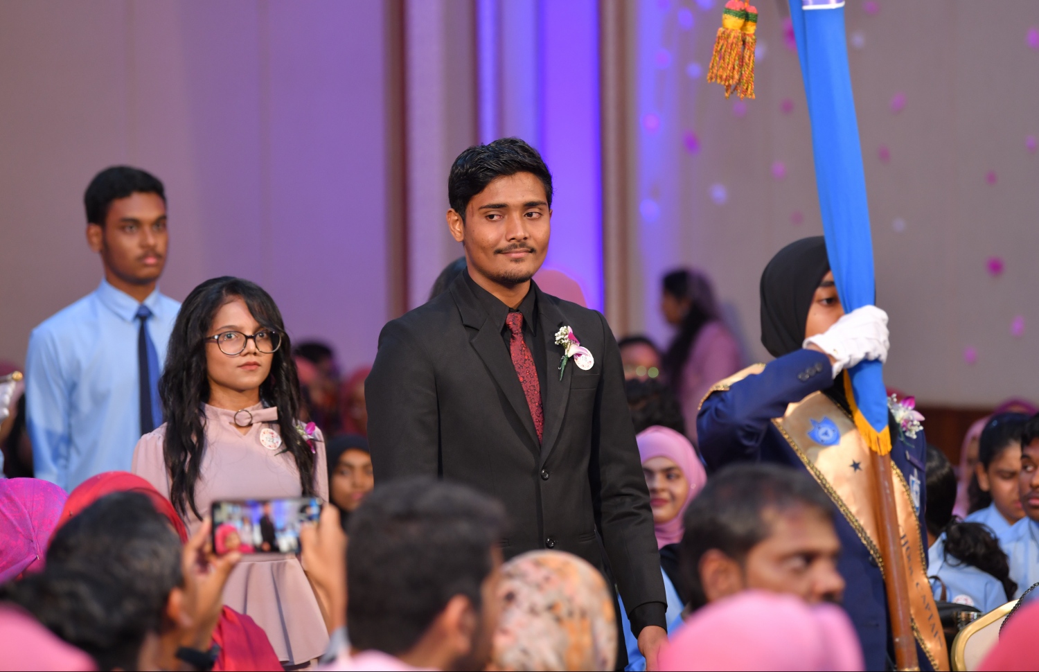 ވިލާ އިންޓަނޭޝަނަލް ހައި ސްކޫލުން މިދިޔަ އަހަރު ހުރިހާ ގޮތަކުން އެންމެ މޮޅު ދަރިވަރަކަށް ހޮވުނު އަހުނަފު: އޭނާ އަންނަނީ ޝަރީއާ ދާއިރާއިން އިސްލާމިކް ޔުނިވާސިޓީން ޑިގްރީއަށް ކިޔަވަމުން.- ފޮޓޯ: ހުސެއިން ވަހީދު/ މިހާރު