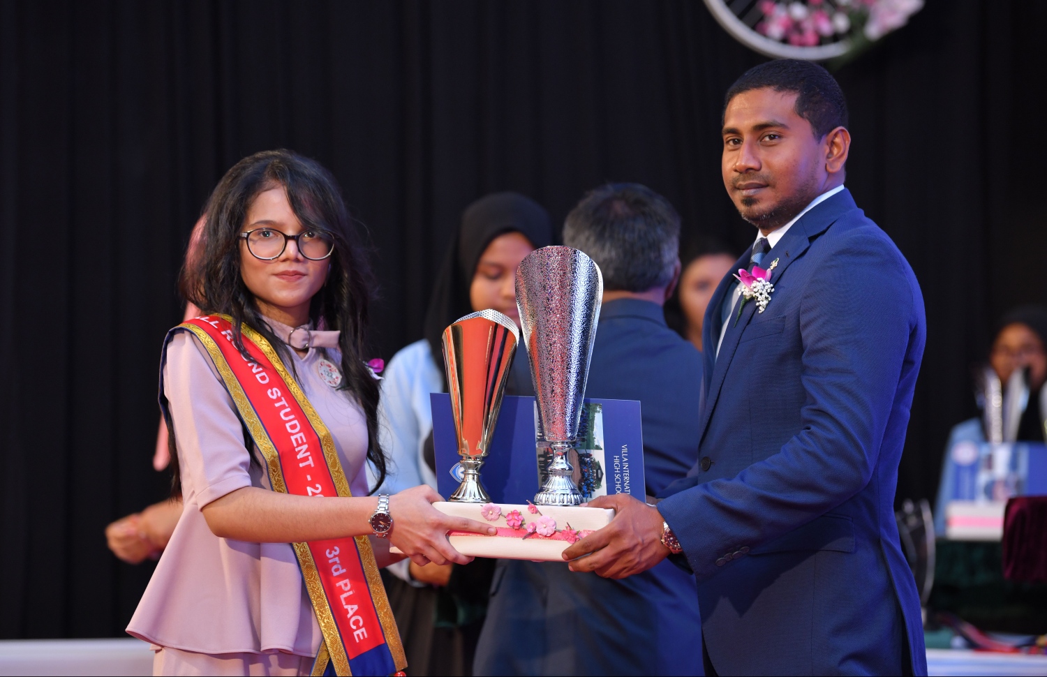 މާލެ: އޮގަސްޓް 28، 2019: ވިލާ އިންޓަނޭޝަނަލް ހައި ސްކޫލުން މިދިޔަ އަހަރު ހުރިހާ ގޮތަކުން ތިން ވަނަ ލިބުނު ސަޖާޔާ އަށް ޔޫތު މިނިސްޓަރު އަހުމަދު މަހުލޫފު އިނާމު ދެއްވަނީ،.-- ފޮޓޯ: ހުސެން ވަހީދު /މިހާރު