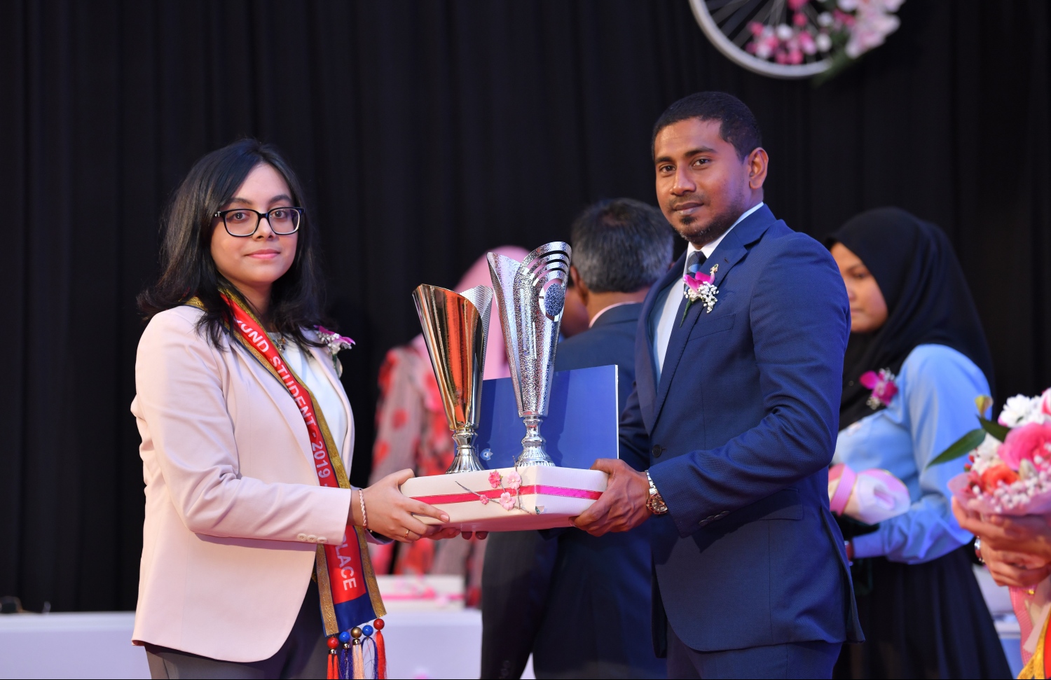 މާލެ: އޮގަސްޓް 28، 2019: ވިލާ އިންޓަނޭޝަނަލް ހައި ސްކޫލުން މިދިޔަ އަހަރު ހުރިހާ ގޮތަކުން ދެ ވަނަ ލިބުނު ޒަކާ އަށް ޔޫތު މިނިސްޓަރު އަހުމަދު މަހުލޫފު އިނާމު ދެއްވަނީ.-- ފޮޓޯ: ހުސެން ވަހީދު /މިހާރު