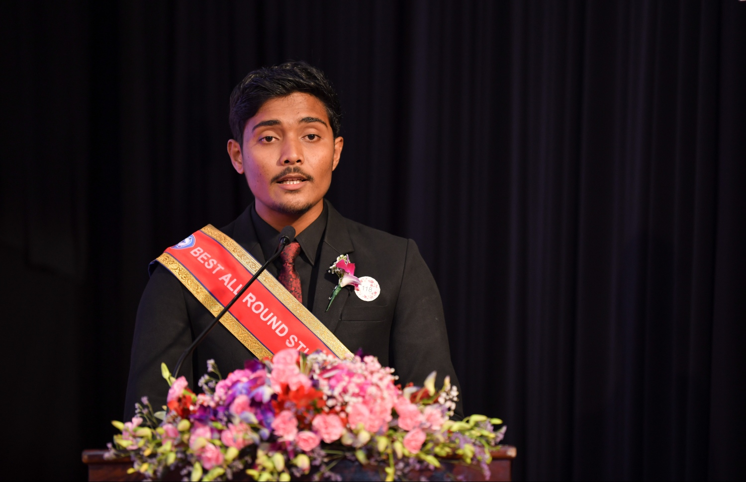 މާލެ: އޮގަސްޓް 28، 2019: ވިލާ އިންޓަނޭޝަނަލް ހައި ސްކޫލުގައި ބޭއްވި އެ ސްކޫލުގެ އިނާމުދިނުމުގެ ޖަލްސާގައި ހުރިހާ ގޮތަކުން އެންމެ މޮޅު ދަރިވަރަކަށް ހޮވުނު އަލީ އަހުނަފު ވާހަކަ ދައްކަނީ.-- ފޮޓޯ: ހުސެން ވަހީދު /މިހާރު