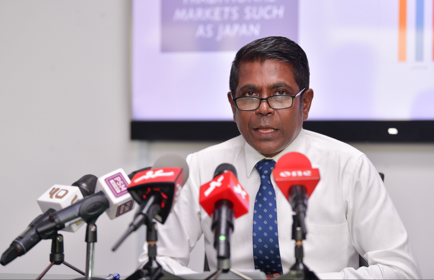 އެމްއެމްޕީއާރްސީގެ މެނޭޖިން ޑިރެކްޓަރު ތޮއްޔިބު މުހައްމަދު ޕްރެސް ކޮންފަރެންސެއްގައި. --ފޮޓޯ:މިހާރު