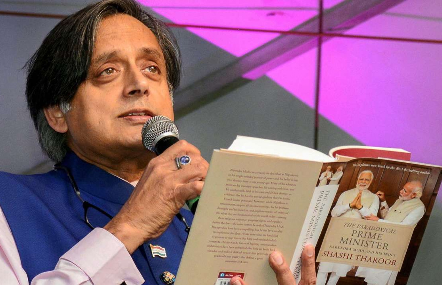 ތަރޫރު އޭނާ ލިޔުއްވި 'ދަ ޕެރެޑޮކްސިއަލް ޕްރައިމް މިނިސްޓާ' ފޮތް ދައްކަވާލައްވަނީ.