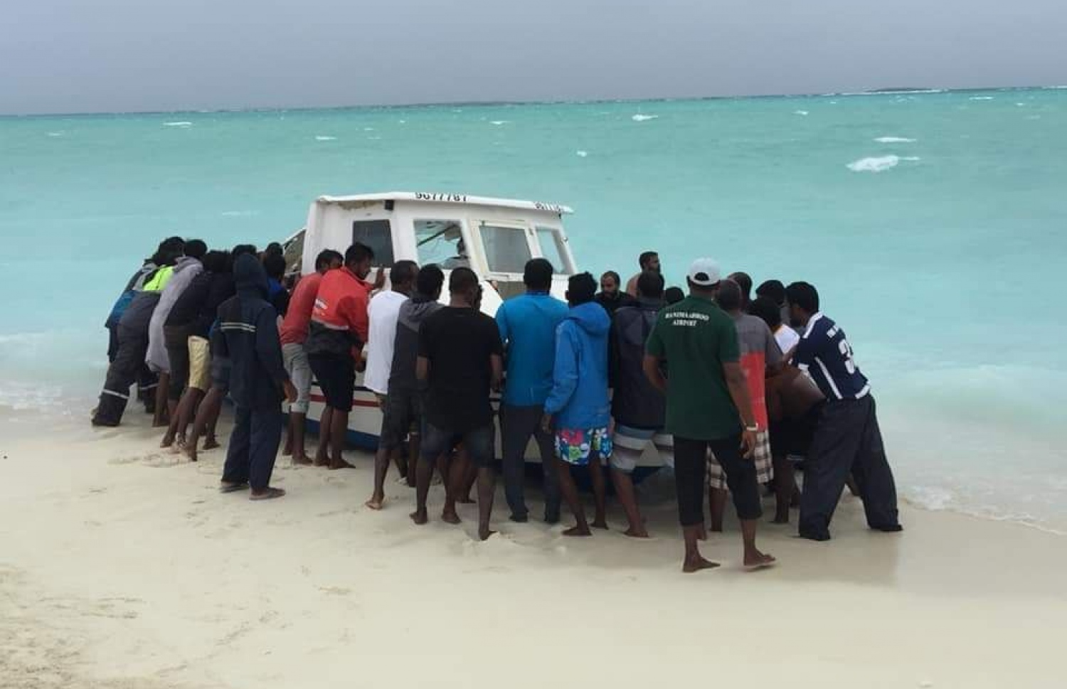 ބަންޑުން ޖަހާލި "ސްޕީޑް" ލޯންޗު، އެއްގަމަށް އަރުވަނީ: ދަތުރުކުރި 10 މީހުންގެ ތެރެއިން ފަސް މީހުން ސަލާމަތްވި