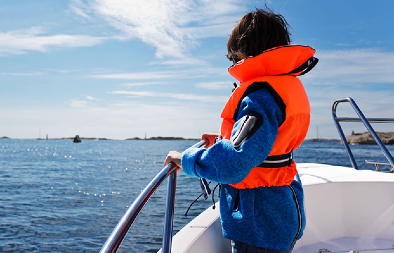 މީހަކު ލައިފްޖެކެޓް އަޅައިގެން ކަނޑުމަތީ-- ލައިފް ޖެކެޓްގެ ސަބަބުން ކަނޑުމަތީ ހާދިސާތަކުން ސަލާމަތްވުމުގެ ފުރުސަތު ބޮޑު---