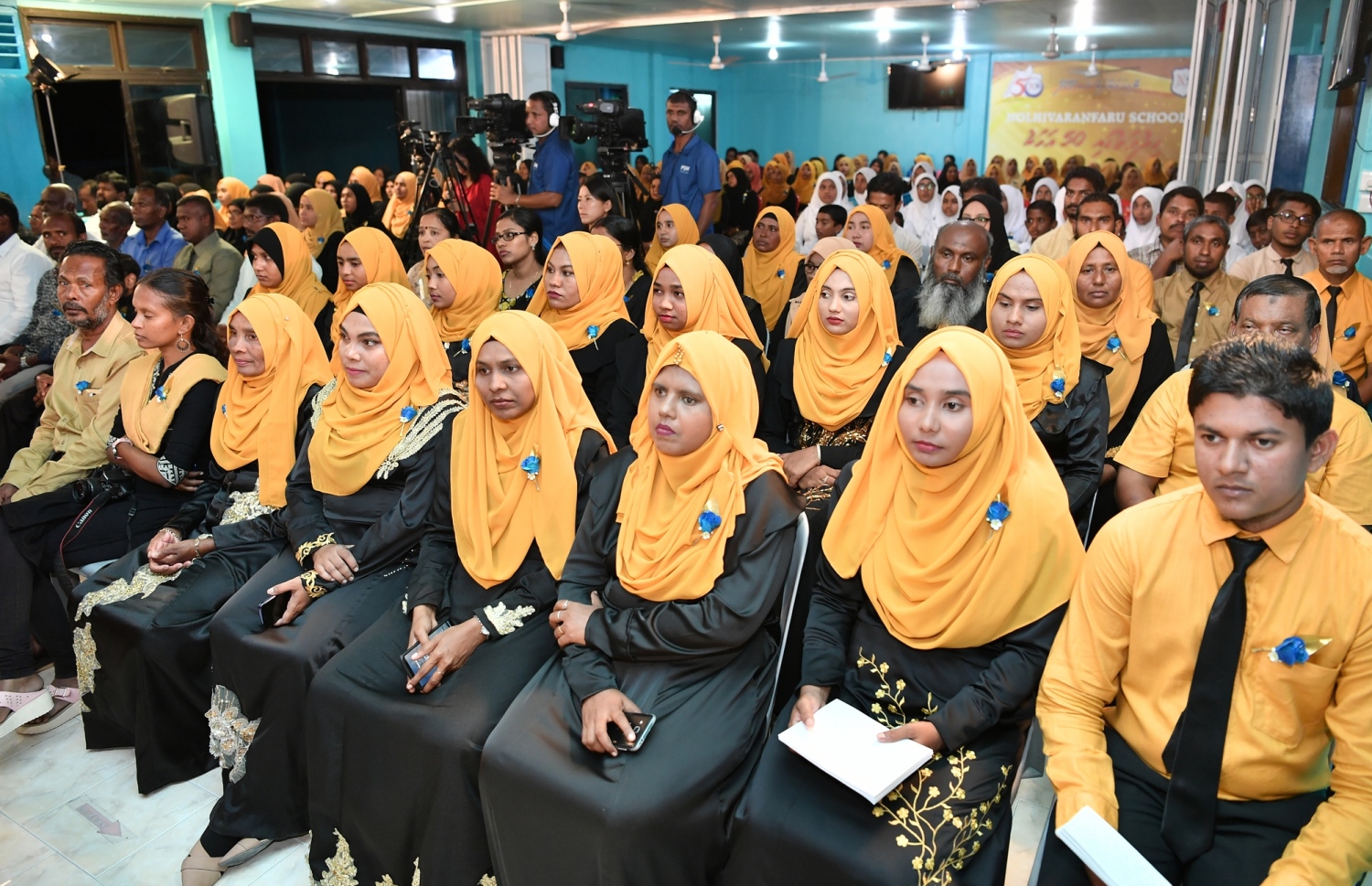 ނޮޅިވަރަންފަރު ސްކޫލުގެ އަހަރީ ދުވަސް ފާހަގަކުރަން މި މަހުގެ 1 ވަނަ ދުވަހު އެ ސްކޫލުގައި ބޭއްވި ރަސްމިއްޔާތުގައި ބައިވެރިވި ބައެއް މީހުން.-- ފޮޓޯ: ރައީސް އޮފީސް