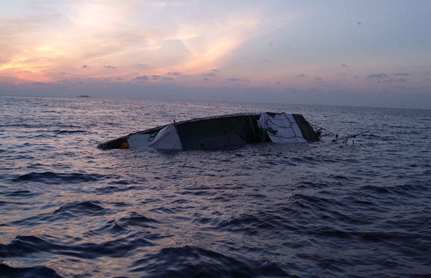 އެނަމާ ބޯޓު ބަންޑުން ޖަހާލައިފައި -- ފޮޓޯ؛ ސޯޝަލް މީޑިއާ