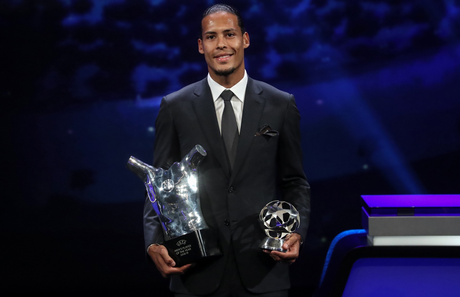 ނެދަލެންޑްސްގެ ޑިފެންޑަރު ވާޖިލް ވެން ޑައިކް ޔުއެފާގެ އެވޯޑާ އެކު. --ފޮޓޯ: އޭއެފްޕީ