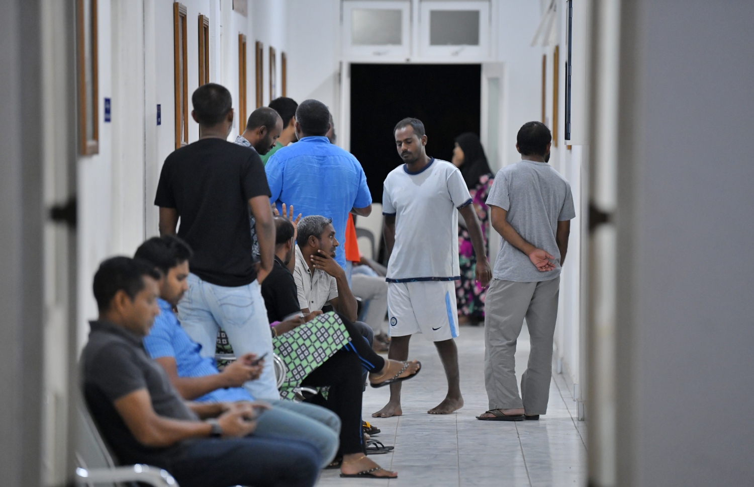 ލޯންޗުން ދަތުރު ކުރި މީހުންގެ އާއިލާގެ މެމްބަރުންތަކެއް ރޭ ސިއްހީ މަރުކަޒުގައި.-- ފޮޓޯ: ހުސެއިން ވަހީދު/ މިހާރު