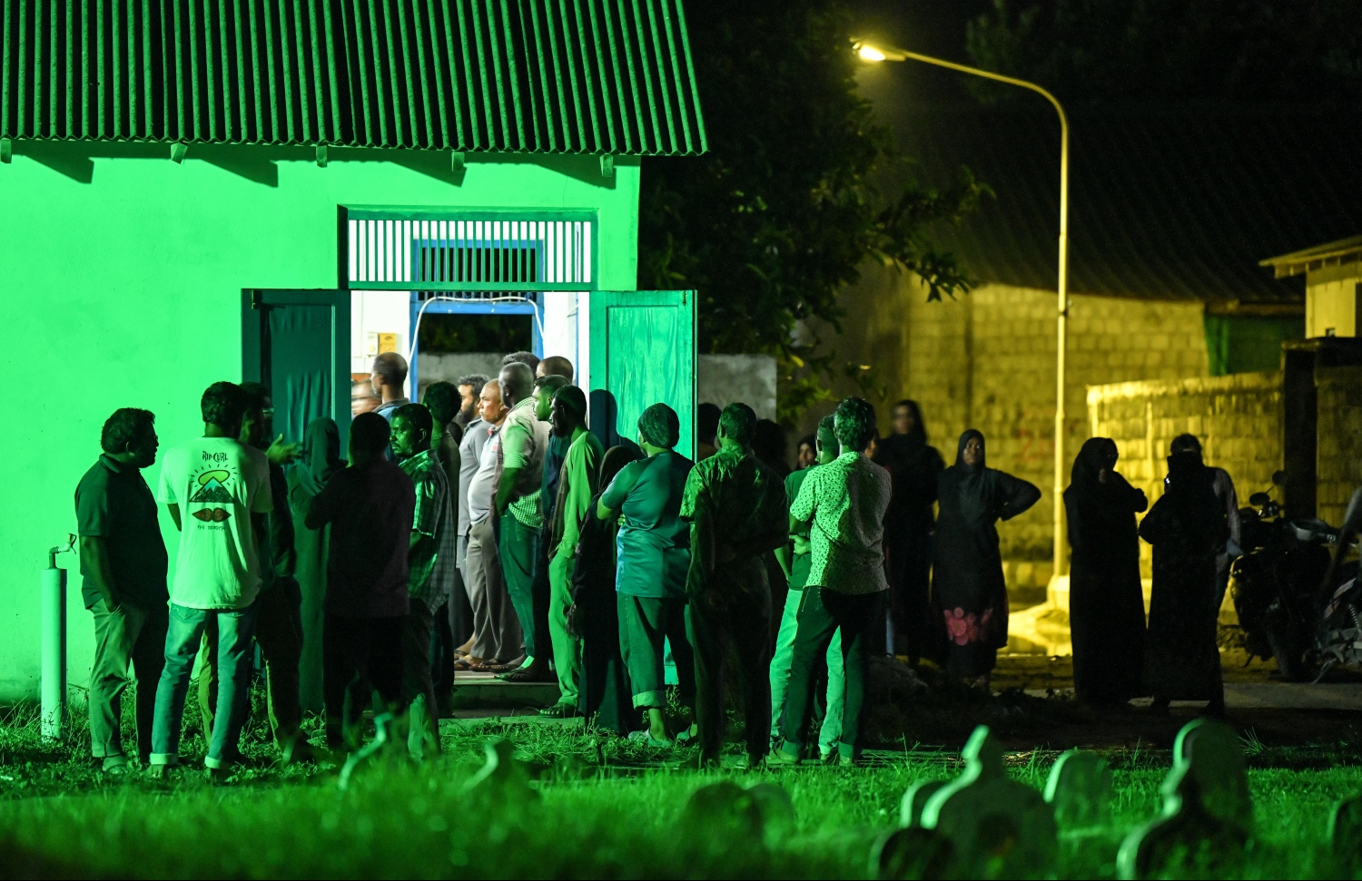 މަރުވި ފަސް މީހުންގެ މޫނު ބެލުމަށް ހަނިމާދޫ ހިނަވާގެއަށް މީހުން ވަންނަނީ.-- ފޮޓޯ: ހުސައިން ވަހީދު /މިހާރު