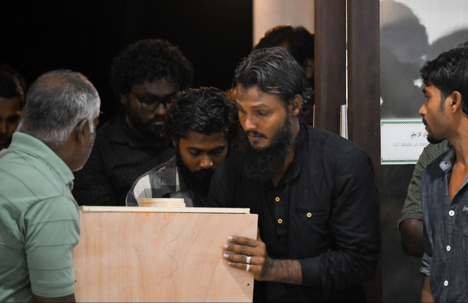 ނޮޅިވަރަންފަރުން ފުރައިގެން ހަނިމާދުއަށް ދަތުރުކުރަނިކޮށް ލޯންޗެއް ބަންޑުން ޖަހާލި ހާދިސާގައި މަރުވި މީހުންގެ ސަންދޯއްތައް ކަށުނަމާދަށް ހަނިމާދޫ މިސްކިތަށް ގެންދަނީ -- ފޮޓޯ: ހުސައިން ވަހީދު /މިހާރު