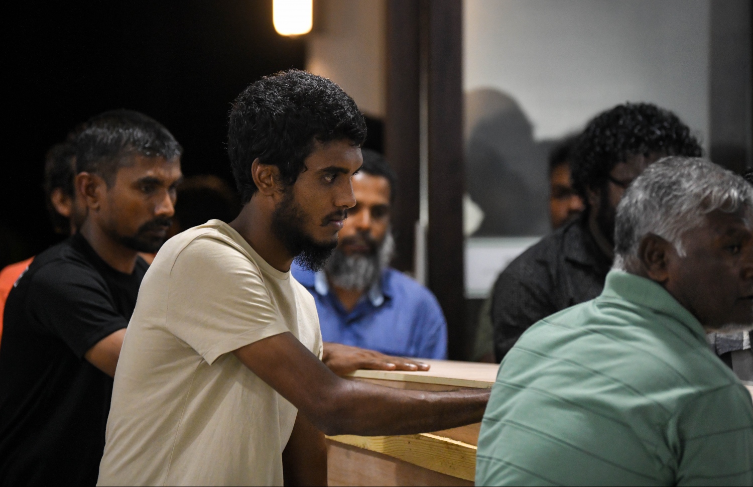 އާއިލާ މެމްބަރުންގެ ޖަނާޒާގެ ތެރެއިން އިއްބެ (ވ). -- ފޮޓޯ: ހުސައިން ވަހީދު /މިހާރު