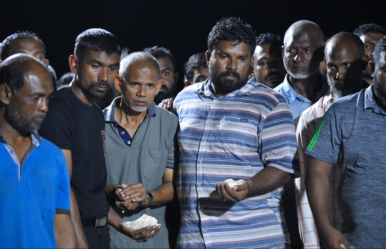 ހާދިސާގައި ސަލާމަަތްވި އަބްދުއްޝުކޫރު (މ)، މަރުވި މީހުންގެ ޖަނާޒާގައި ބައިވެރިވަނީ --ފޮޓޯ/ ހުސެން ވަހީދު