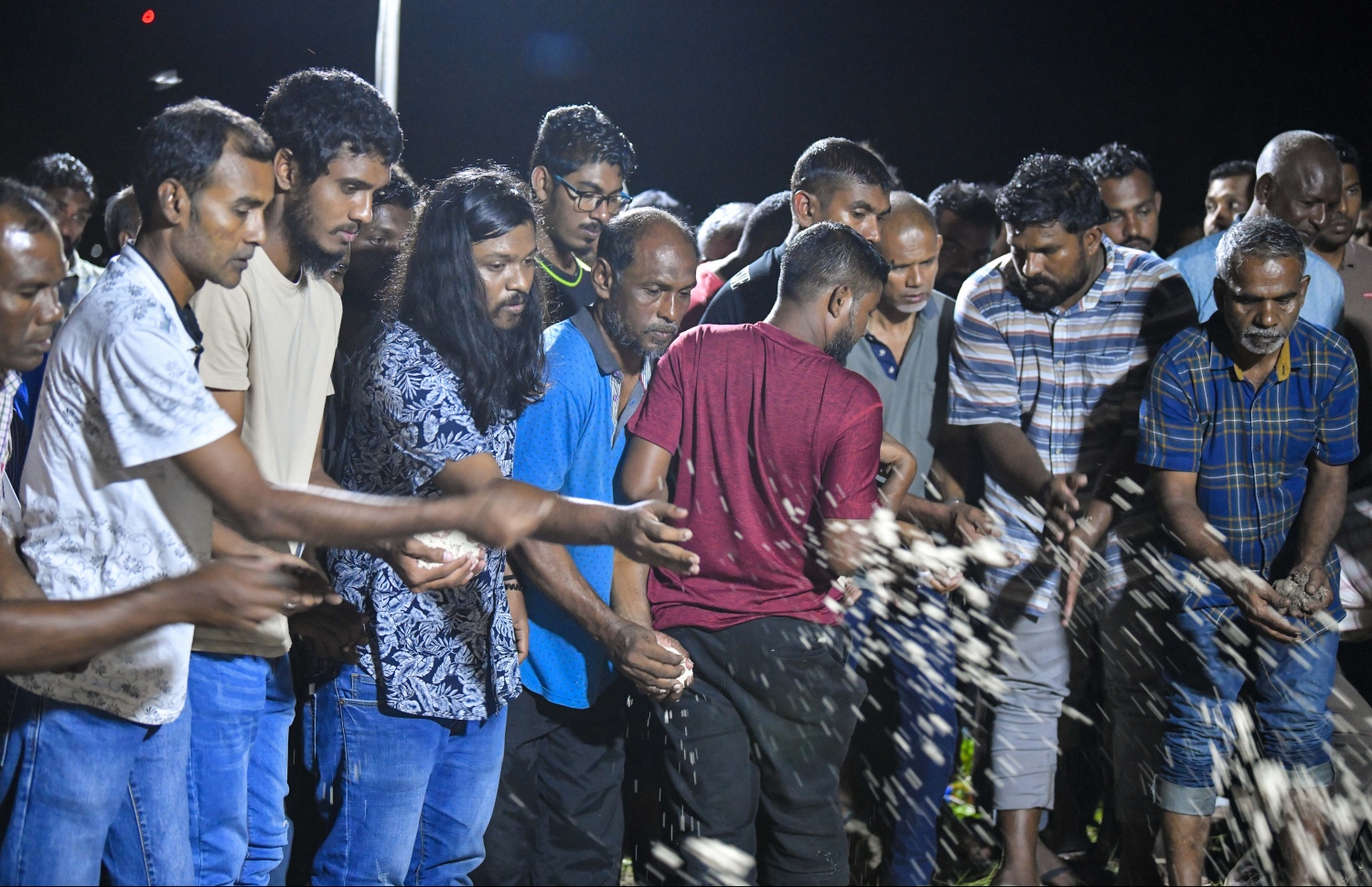 ހަނިމާދޫގައި ރޭ ބޭއްވި ޖަނާޒާގައި ބަޔަކު ސަންދޯއް މައްޗަށް ވެލި އުކަނީ.-- ފޮޓޯ: ހުސައިން ވަހީދު /މިހާރު