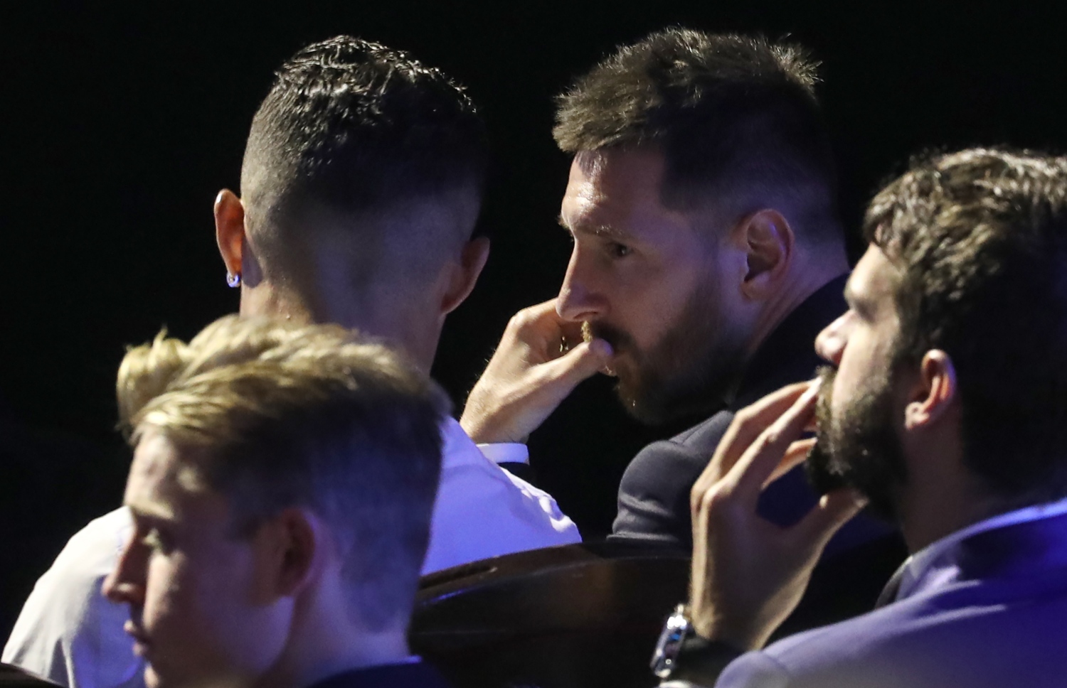 އެވޯޑް ހަފްލާގެ ތެރެއިން މެސީ އާއި ރޮނާލްޑޯ ވާހަކަ ދައްކަނީ.