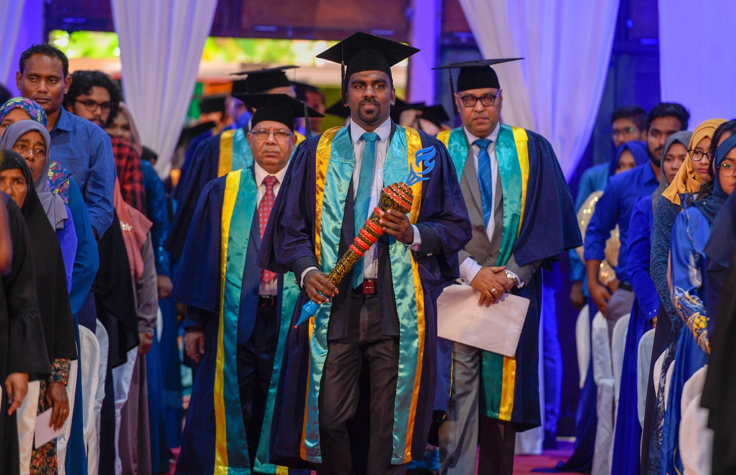 މައި ކޮލެޖުގެ ދަސްވެނިވުމުގެ ރަސްމިއްޔާތުގެ ޝަރަފްވެރި މެހެމާނަކަށް ވަޑައިގަތް ނޭޕާލްގެ ކުރީގެ ބޮޑު ވަޒީރު މާދަވް ކުމާރު ނޭޕަލް (ވ) ސްޓޭޖަށް އަރާވަޑައިގަންނަވީ -- ފޮޓޯ: އަހުމަދު އިކްލީލް/ މައި ކޮލެޖު