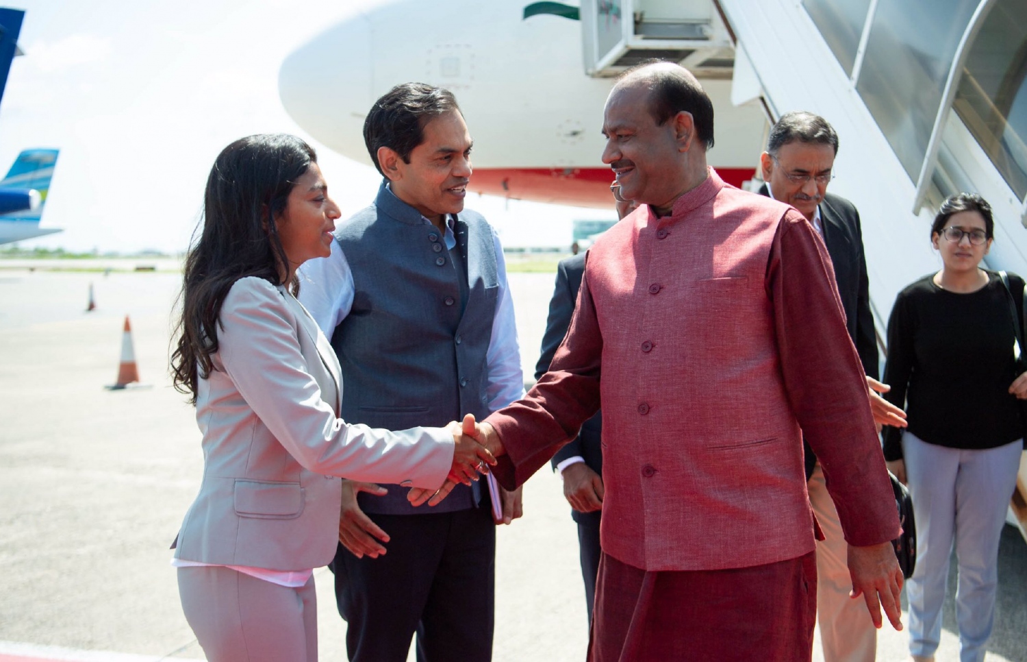 އިންޑިއާގެ ގާނޫނު ހަދާ މަޖިލީހުގެ ތިރީގެ، ލޯކް ސަބާގެ ރައީސް އޯމް ބިރްލާއަށް، މަޖިލީހުގެ ނައިބު ރައީސް އީވާ މަރުހަބާ ދަންނަވަނީ.-- ފޮޓޯ: މަޖިލިސް