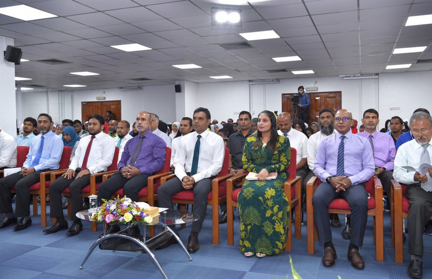 ގައުމީ ގުރުއާން މުބާރާތް ފެށުމަށް ބޭއްވި ރަސްމިއްޔާތުގައި ނައިބު ރައީް ފައިސަލް ނަސީމާއި އިސްލާމިކް މިނިސްޓަރު ޑރ. ޒާހިރު ބައިވެރިވެވަޑައިގަންނަވަނީ.-- ފޮޓޯ: ރައީސް އޮފީސް