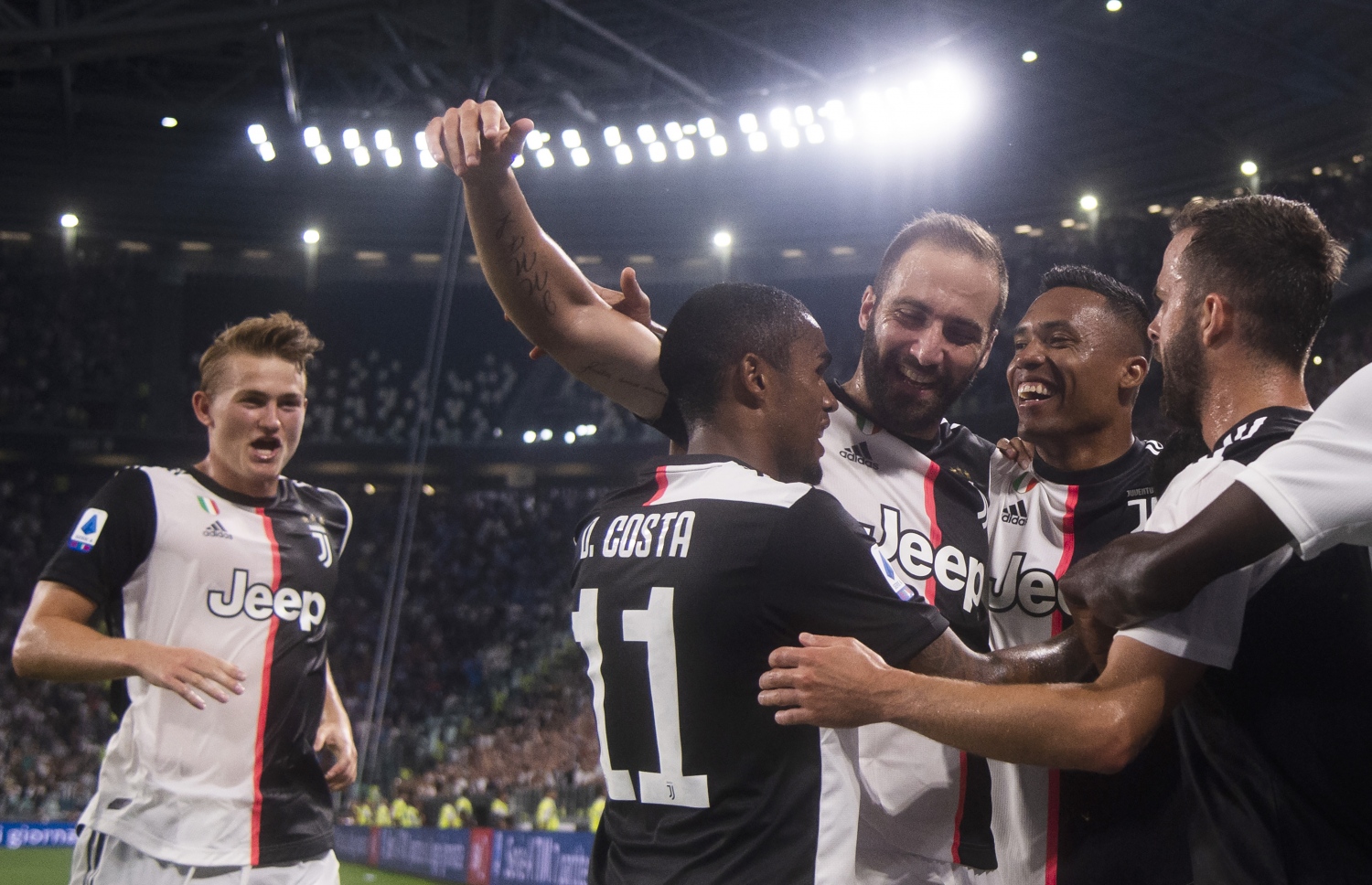 ހިގުއައިން ގޯލް ޖެހުމުން އޭނާ އަށް ކުޅުންތެރިން މަރުހަބާ ކިޔަނީ. --ފޮޓޯ: އޭއެފްޕީ