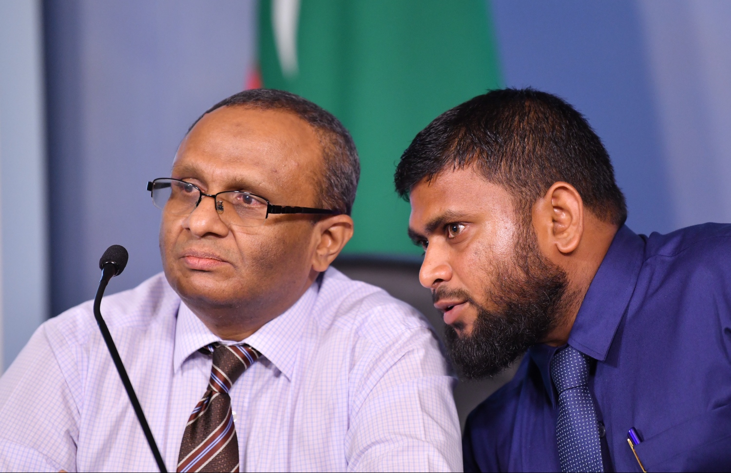 މަރުޝަނުން ކުރިން ބޭއްވި މީޑިއާ ބްރީފިން އެއްގައި ކޮމިޝަންގެ މެމްބަރު މިސްބާހް އައްބާސް އާއި އެ ކޮމިޝަންގެ އޭރުގެ ރައީސް ހުސްނުއް ސުއޫދު މައުލޫމާތު ދެއްވަނީ--- ފޮޓޯ: ހުސައިން ވަހީދު / މިހާރު