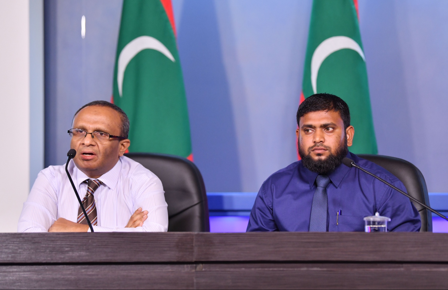 ރިލްވާން މައްސަލައިގެ ތަފްސީލީ މައުލޫމާތު ހިއްސާކުރަން ބޭއްވި ނޫސްވެރިންގެ ބައްދަލުވުމުގައި އެ ކޮމިޝަންގެ ރައީސް ސުއޫދު (ވ) އަދި ކޮމިޝަންގެ މެމްބަރު މިސްބާހު ބައިވެރިވެވަޑައިގަންނަވަނީ.-- ފޮޓޯ: ހުސެއިން ވަހީދު/ މިހާރު