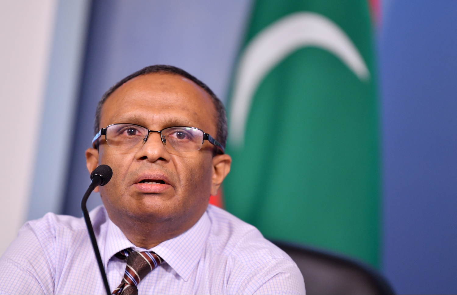 ގޮތް ނޭނގޭ މަރުގެ މައްސަލަތައް ބަލާ ކޮމިޝަނުން ބޭއްވި ނޫސްވެރިންގެ ބައްދަލުވުމުގައި އެ ކޮމިޝަންގެ ރައީސް ސުއޫދު ވާހަކަދައްކަވަނީ.-- ފޮޓޯ: ހުސެއިން ވަހީދު/ މިހާރު