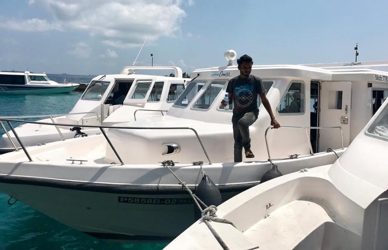 ހަ ނަމްބަރު ޖެޓީ ސަރަހައްދުގައި ލޯންޗުތަކެއް އަޅާފައި: ލޯންޗުތަކަށް އަރާ ފައިބަން ޖެހެނީ އެއް ލޯންޗުން އަނެއް ލޯންޗަށް އަރައިގެން