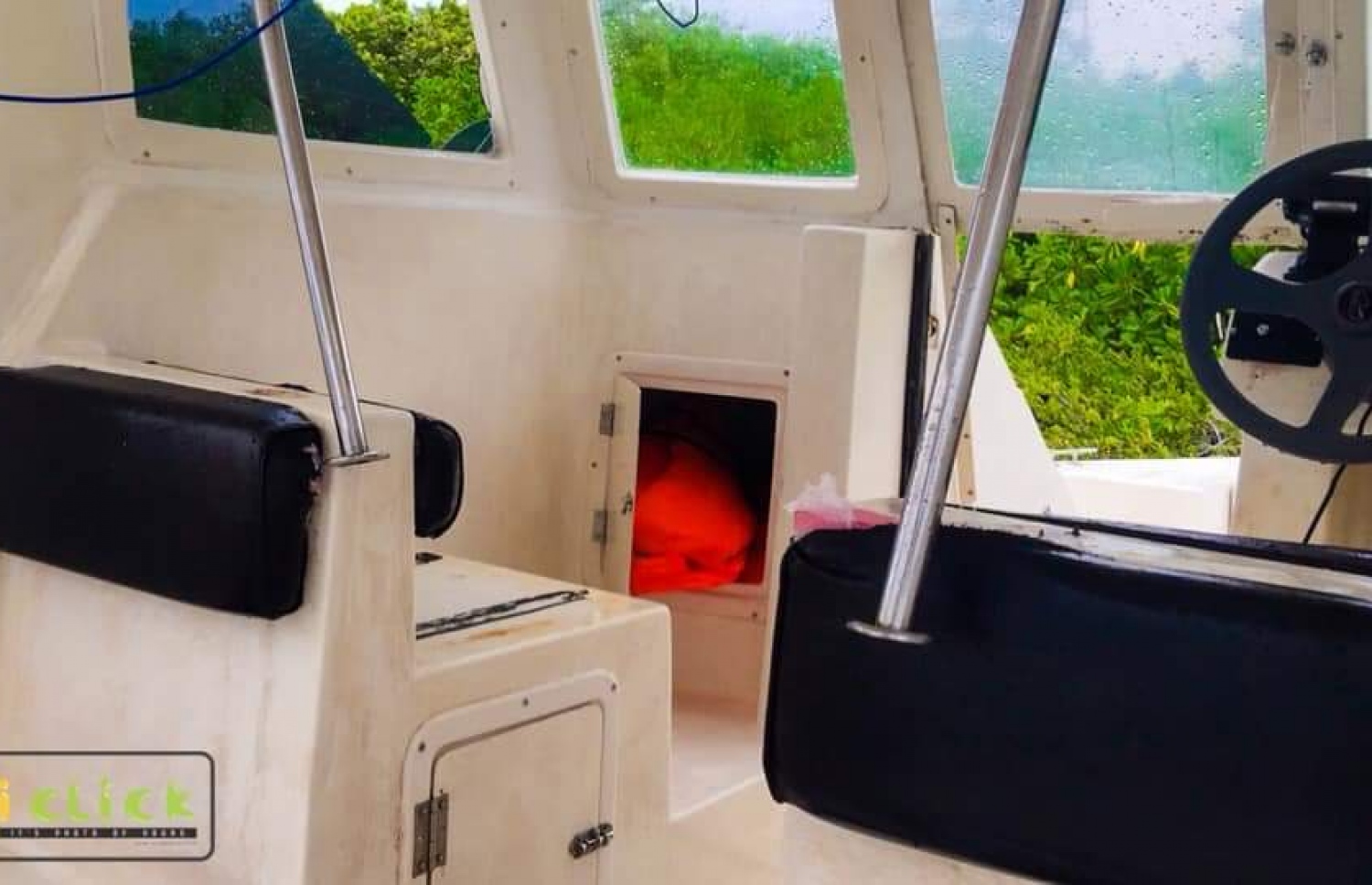 10 މީހުންނާ އެކު ބަންޑުން ޖަހާލި "ސްޕީޑް" ލޯންޗުގެ އެތެރެ