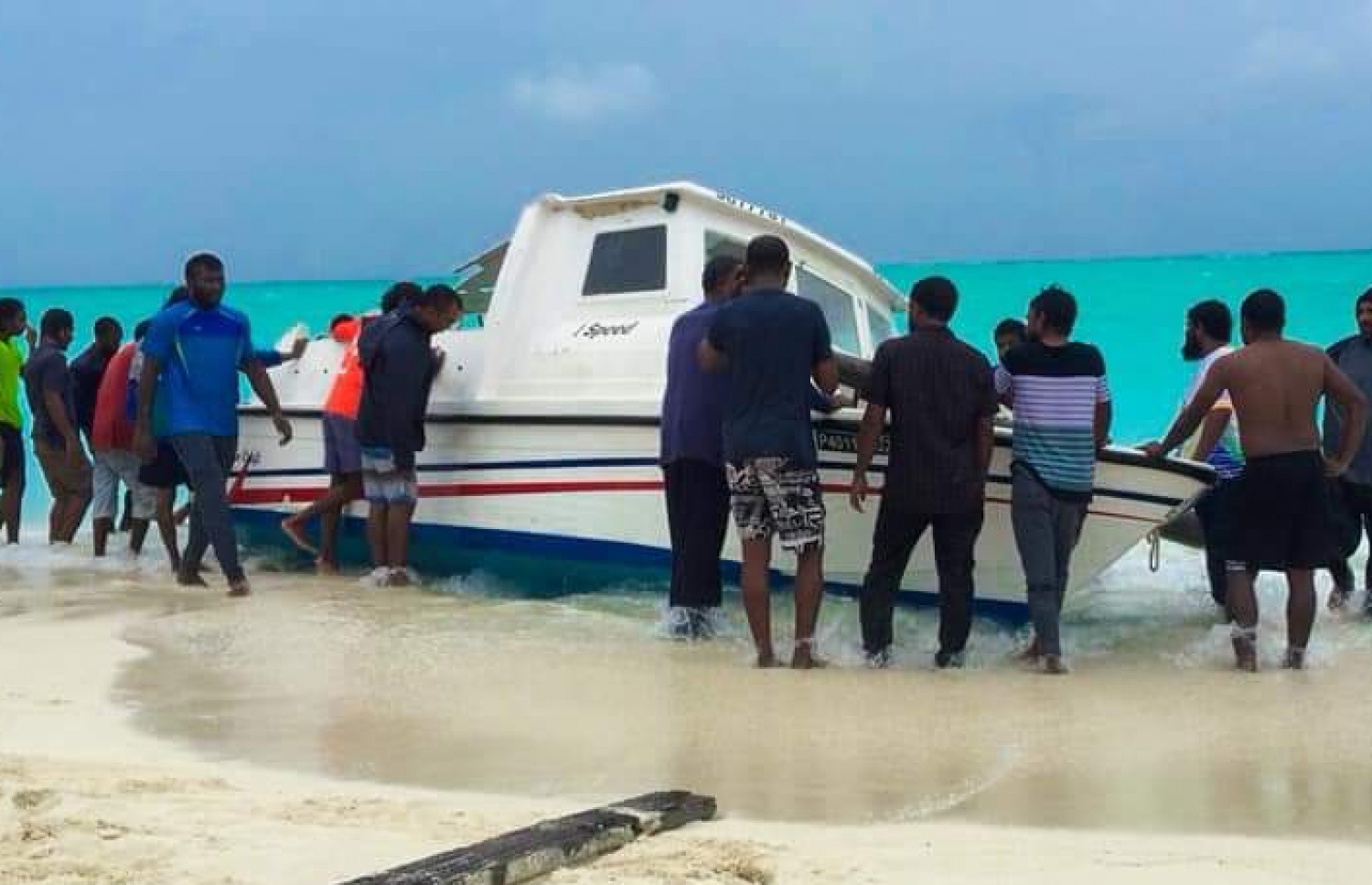 "ސްޕީޑް" ލޯންޗު ހަނިމާދުއަށް އެހެލަން މަސައްކަތް ކުރަނީ: ލޯންޗު ބަންޑުން ޖަހާލީ އައި ވަރުގަދަ ކޮޅިގަނޑެއްގައި