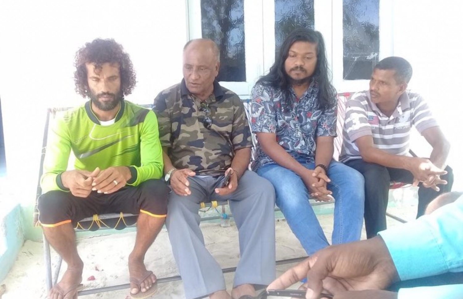 ލޯންޗުގެ ވެރިޔާ އަލީ އަަބްދުﷲ (ކ) މަރުވި ހުސެއިން އަބްދުﷲ ގެ ދަރިފުޅު މުހައްމަދު ގިޔާސް، އޭނާގެ އެހެން ބޮޑުބޭބެއަކާ އެކު، އަދި ކައްޕި ސިރާޖު އަދުނާނު (ވ)