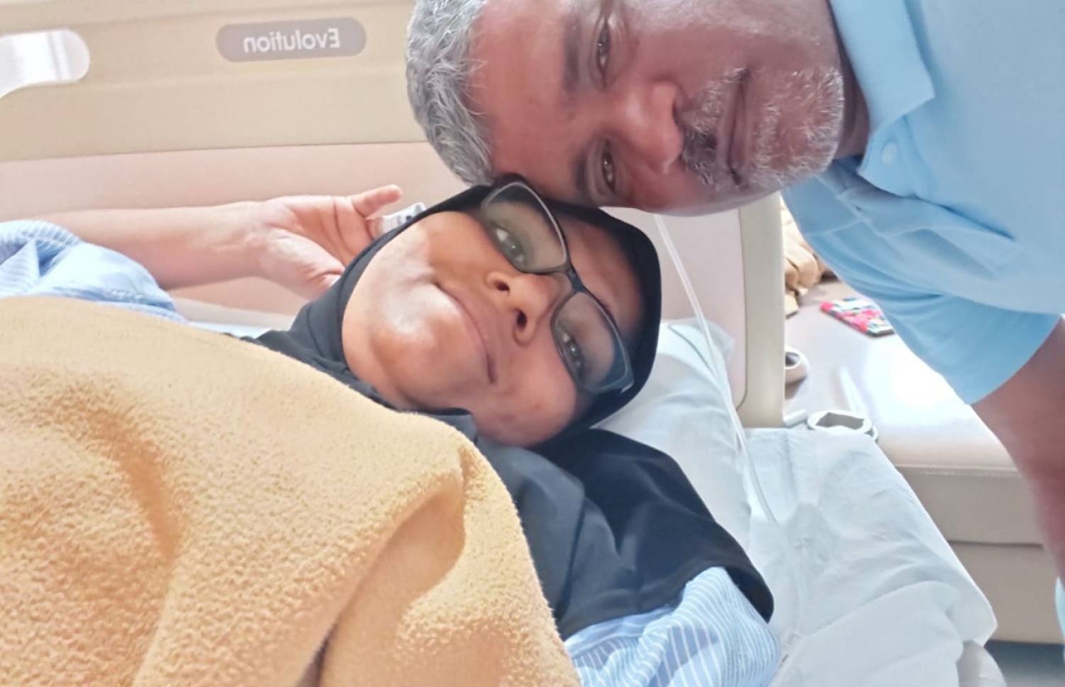 ކިޑްނީ ބަދަލުކުރުމުގެ އޮޕަރޭޝަނަށް ފަހު މަރިޔަމްއާ އެކު އޭނާގެ ފިރިމީހާ ރަމީޒު ފޮޓޯއެއް ނަގަނީ