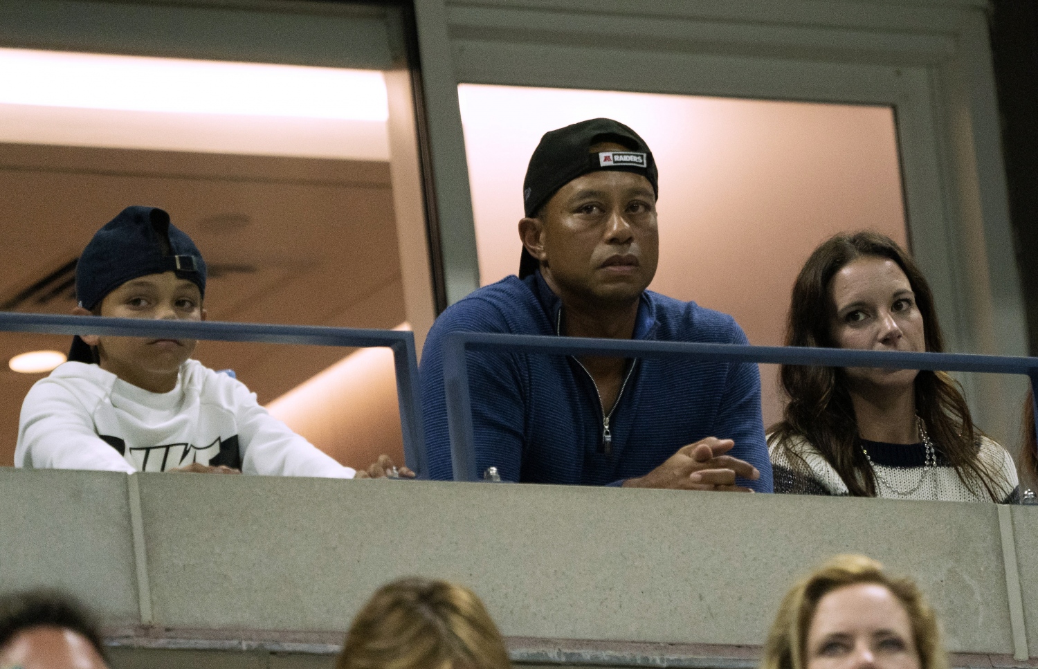 ޓައިގާ ވުޑްސް (ކ) އޭނާ އާއި ބައެއް އާއިލާގެ މެމްބަރުން ނަޑާލްގެ މެޗު ބަލަނީ.-- ފޮޓޯ: އޭއެފްޕީ