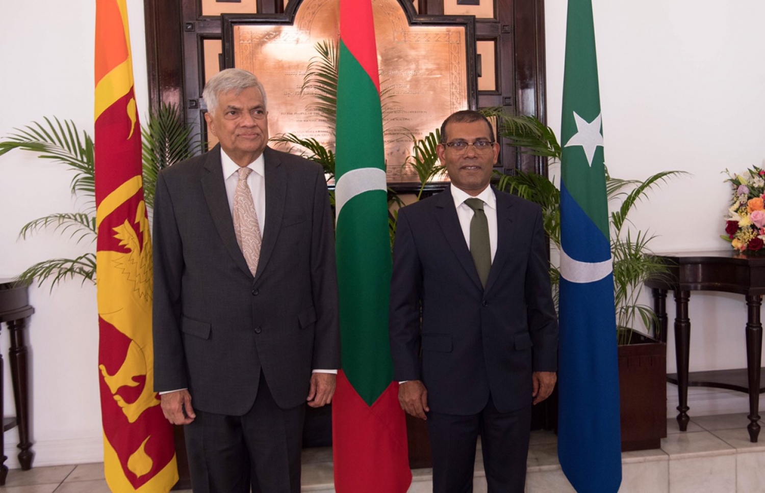 ސްރީލަންކާގެ ބޮޑުވަޒީރު ރަނިލް ވިކްރަމަސިންހަ ރައްޔިތުންގެ މަޖިލީހުގައި ތަގުރީރު ކުރެއްވުމުގެ ކުރިން މަޖިލީހުގެ ރައީސް މުހައްމަދު ނަޝީދާ ބައްދަލުކުރައްވަނީ.