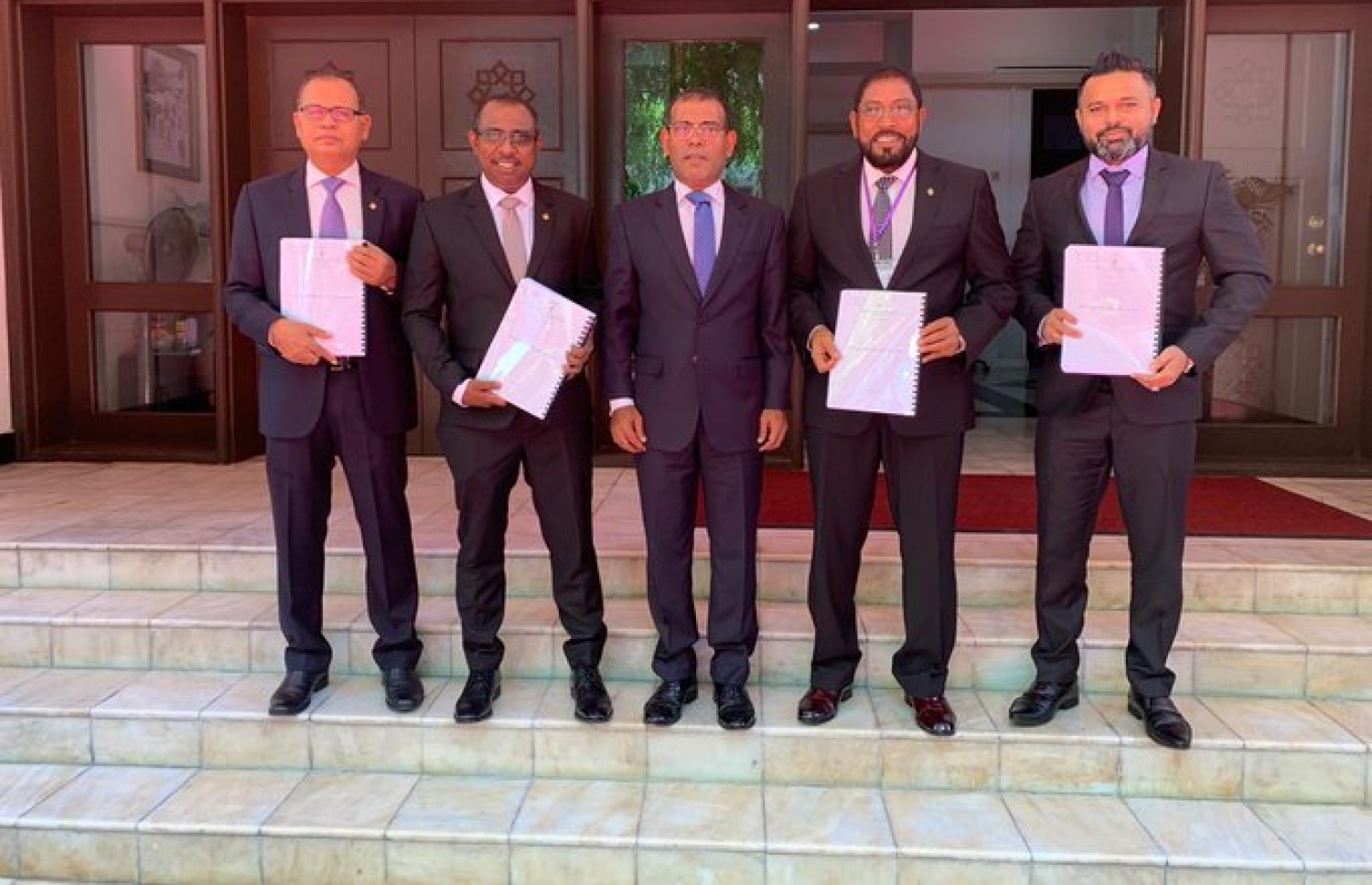 ރިލްވާނާ ގުޅޭ ގޮތުން ރިޔާސީ ކޮމިޝަނުން ތައްޔާރު ކުރި ރިޕޯޓު، މަޖިލިހުގައި ހިމެނޭ ސިޔާސީ ޕާޓީތަކުގެ ޕާލަމެންޓްރީ ގްރޫޕްގެ މެމްބަރުންގެ އަތުގައި.