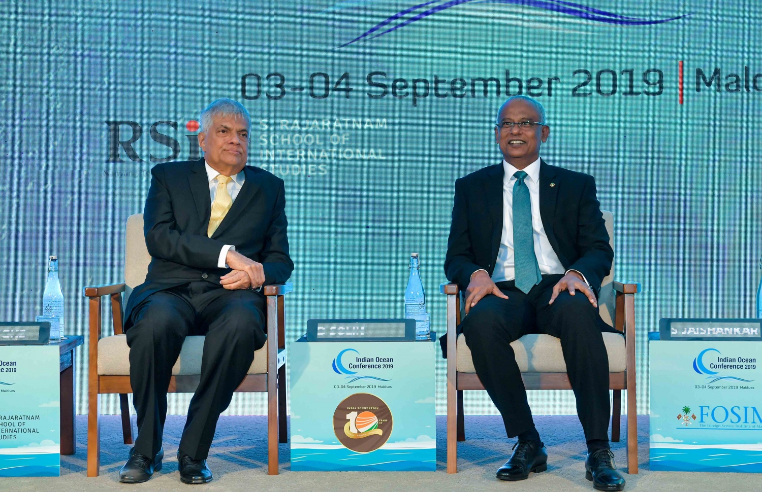 ޕެރެޑައިސް އައިލެންޑް ރިސޯޓް: ސެޕްޓެމްބަރު 3، 2019: ހަތަރުވަނަ އިންޑިއަން އޯޝަން ކޮންފަރެންސް (އައިއޯސީ) ފެށުމަށް ޕެރެޑައިސް އައިލެންޑް ރިސޯޓުގައި ބޭއްވި ހަފުލާގައި ރައީސް އިބްރާހިމް މުހައްމަދު ސޯލިހު އަދި ލަންކާގެ ބޮޑުވަޒީރު ވިކްރަމަސިންހަ ބައިވެރިވެ ވަޑައިގަންނަވަނީ.-- ފޮޓޯ: ރައީސް އޮފީސް