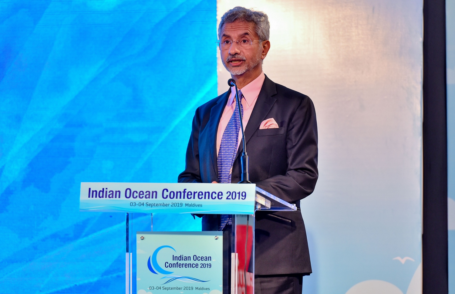 ޕެރެޑައިސް އައިލެންޑް ރިސޯޓް: ސެޕްޓެމްބަރު 3، 2019: ހަތަރުވަނަ އިންޑިއަން އޯޝަން ކޮންފަރެންސް (އައިއޯސީ) ފެށުމަށް ޕެރެޑައިސް އައިލެންޑް ރިސޯޓުގައި ބޭއްވި ހަފުލާގައި ބޭފުޅަކު ވާހަކަ ދައްކަވަނީ.-- ފޮޓޯ: ރައީސް އޮފީސް