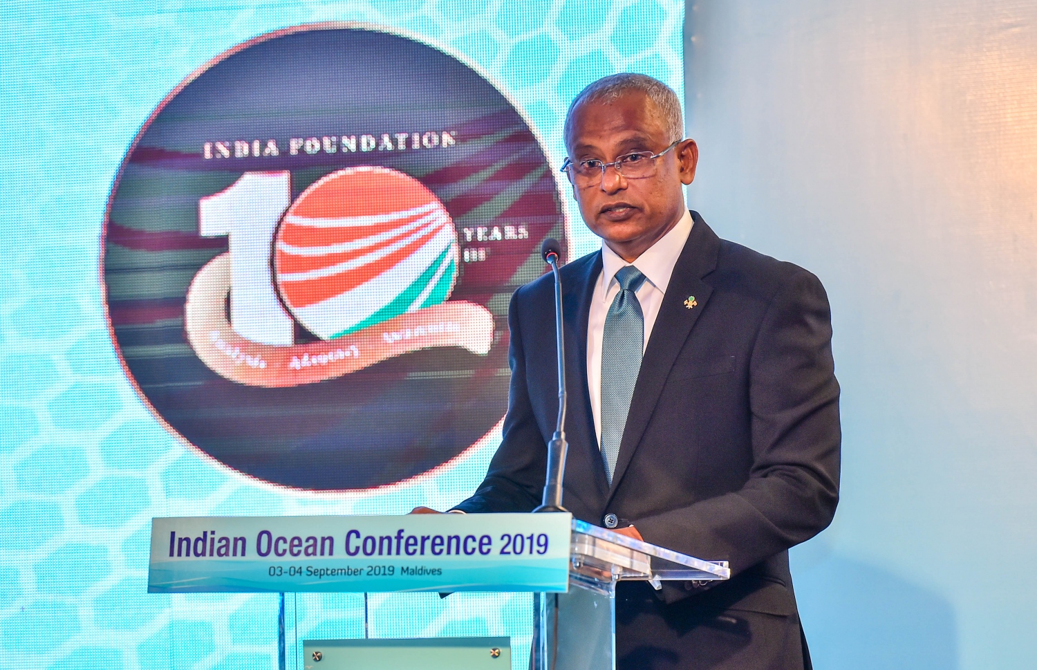 ޕެރެޑައިސް އައިލެންޑް ރިސޯޓް: ސެޕްޓެމްބަރު 3، 2019: ހަތަރުވަނަ އިންޑިއަން އޯޝަން ކޮންފަރެންސް (އައިއޯސީ) ފެށުމަށް ޕެރެޑައިސް އައިލެންޑް ރިސޯޓުގައި ބޭއްވި ހަފުލާގައި ރައީސް އިބްރާހިމް މުހައްމަދު ސޯލިހު ވާހަކަ ދައްކަވަނީ.-- ފޮޓޯ: ރައީސް އޮފީސް