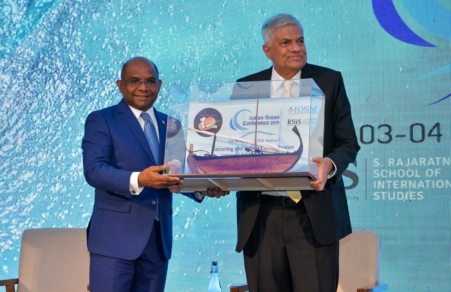 ޕެރެޑައިސް އައިލެންޑް ރިސޯޓް: ސެޕްޓެމްބަރު 3، 2019: ހަތަރުވަނަ އިންޑިއަން އޯޝަން ކޮންފަރެންސް (އައިއޯސީ) ފެށުމަށް ޕެރެޑައިސް އައިލެންޑް ރިސޯޓުގައި ބޭއްވި ހަފުލާގައި  ލަންކާގެ ބޮޑުވަޒީރު ރަނިލް ވިކްރަމަސިންހަ އަށް ފޮރިން މިނިސްޓަރު އަބްދުﷲ ޝާހިދު ހަނދާނީ ހަދިޔާއެއް އަރުވަނީ.-- ފޮޓޯ: ރައީސް އޮފީސް