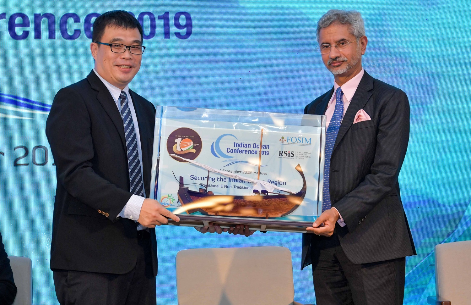 ޕެރެޑައިސް އައިލެންޑް ރިސޯޓް: ސެޕްޓެމްބަރު 3، 2019: ހަތަރުވަނަ އިންޑިއަން އޯޝަން ކޮންފަރެންސް (އައިއޯސީ) ފެށުމަށް ޕެރެޑައިސް އައިލެންޑް ރިސޯޓުގައި ބޭއްވި ހަފުލާގައި ބައިވެރިވި ބައިވެރިއަކަށް ހަނދާނީ ހަދިޔާއެއް އަރުވަނީ.-- ފޮޓޯ: ރައީސް އޮފީސް