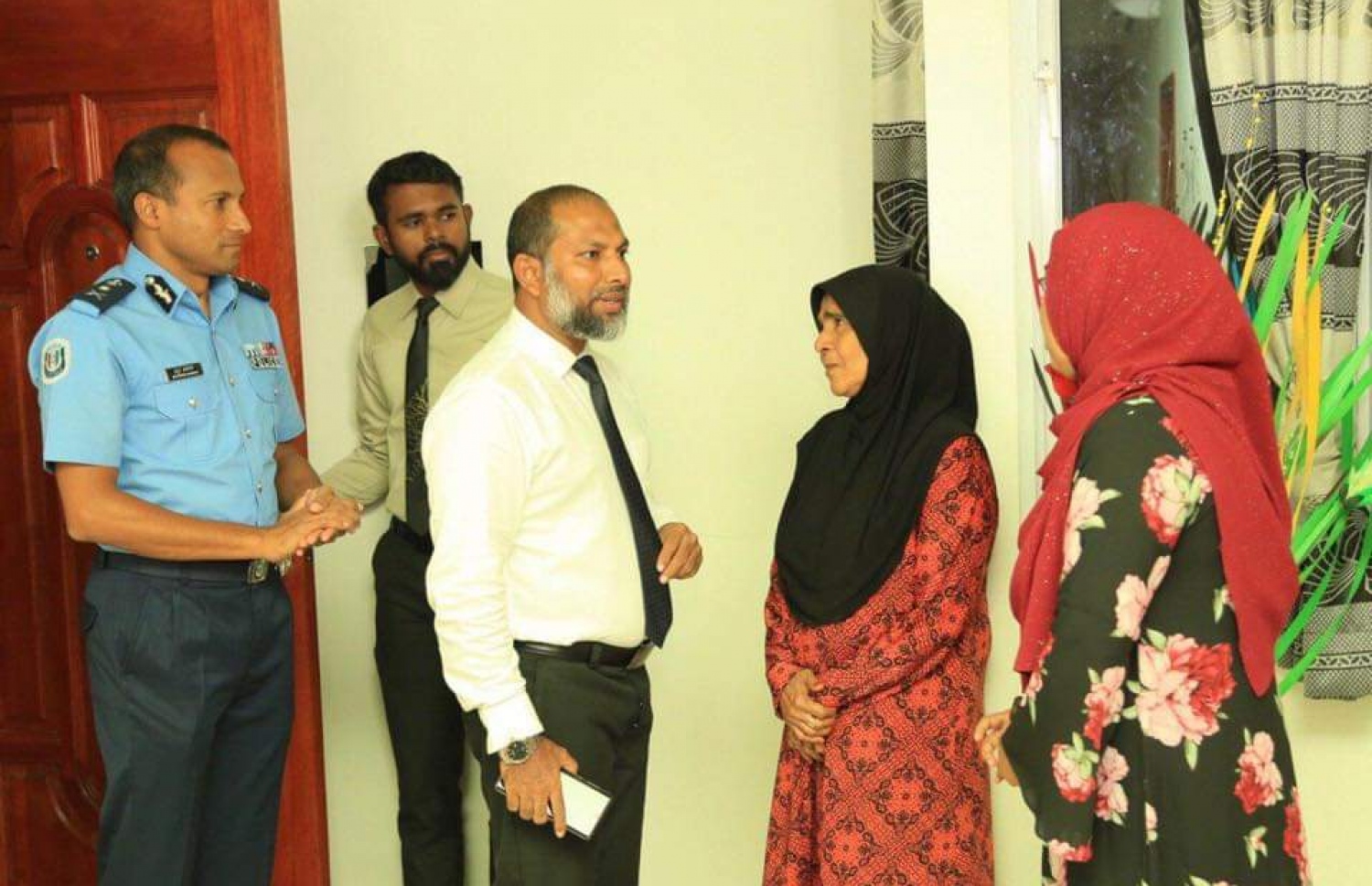 ހޯމް މިނިސްޓަރު އިމްރާނާއި ސީޕީ ހަމީދު ރިލްވާންގެ އާއިލާއާ މިއަދު ބައްދަލުކުރައްވަނީ.-- ފޮޓޯ: ޕޮލިސް