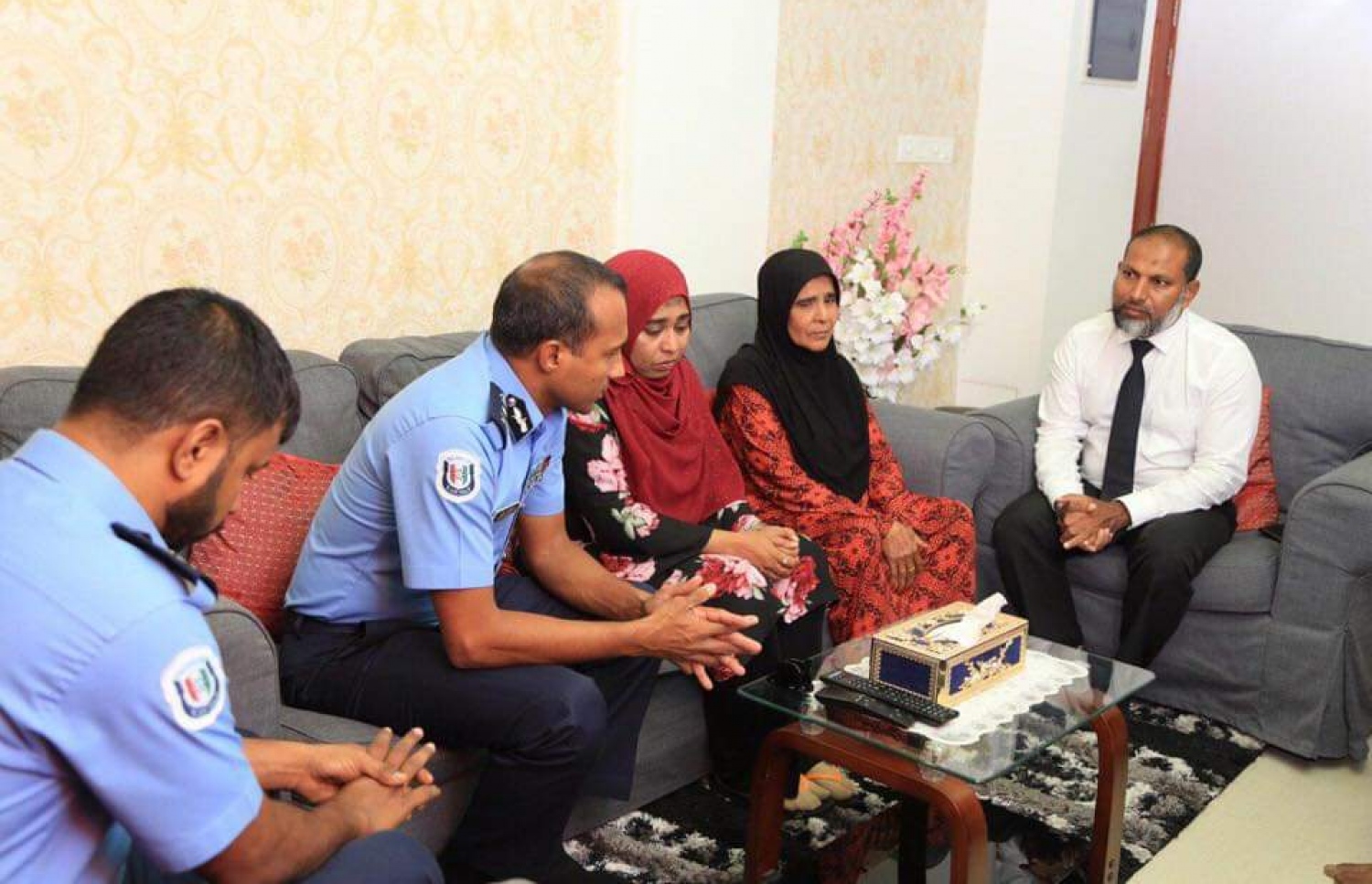 ހޯމް މިނިސްޓަރު އިމްރާން އާއި ޕޮލިސް ކޮމިޝަނަރު ރިލްވާންގެ އާއިލާގެ މެމްބަރުންނާ ބައްދަލު ކުރައްވަނީ.